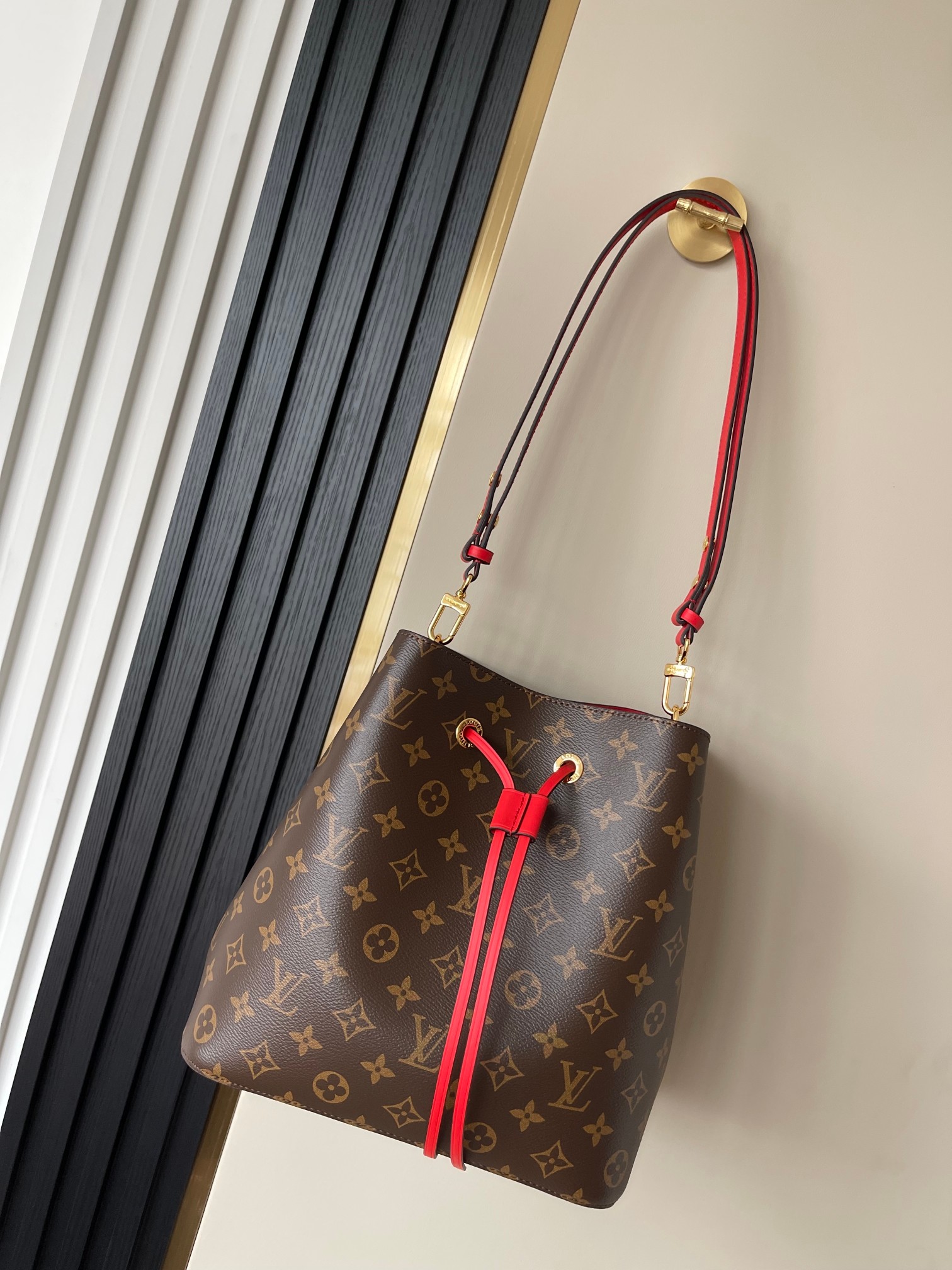 Serie de bolsos tipo cubo para presbicia roja M44021