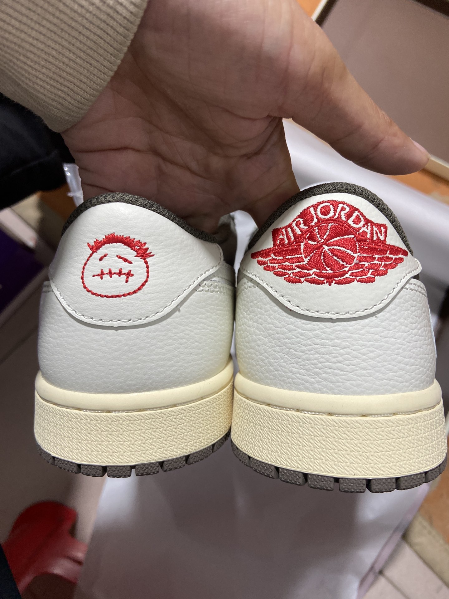 AJ1Low白棕倒钩鞋码36-47.