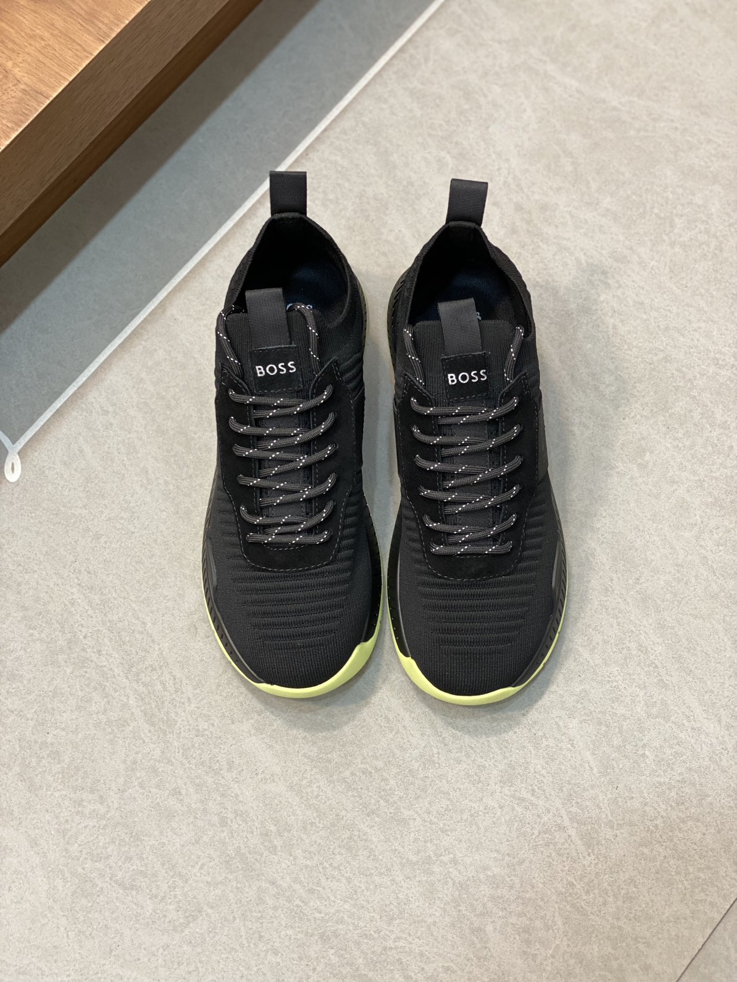 NO:280272,BOSS sports style socks sneakers. The three-dimensional knitted upper is paired with a light EVA sole, and the outermost side is made of rubber. This sneaker is decorated with elastic webbing, tongue, side paneling and rear trim with exquisite brand logo. Size: 39-44 (customized by 38.45),,sneakers19860909BOSS 运动风套袜运动鞋 立体针织鞋面搭配轻盈 EVA 鞋底,最外侧采用橡胶材质.这款运动鞋饰有弹力织带装饰,鞋舌,侧面镶板和后饰片上饰有精致品牌标志. Size:39-44(38.45定制）,,sneakers,Men's shoes