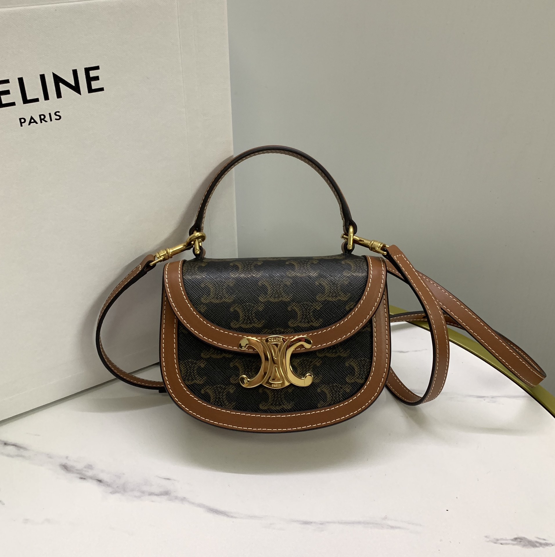NO:206083,Genuine grade new product is launched Celine23 Early Spring LISA mini saddle bag~besace Arc de Triomphe The real thing is really beautiful, retro and fashionable, it looks good no matter how you match it!  The design of the arc-shaped bottom and flip cover makes it look younger, and the relatively mini style is 10. The handle design is playful and cute. You will fall in love with it at a glance. You can take a photo with a very elegant look. It can be worn on the back and shoulders and can be carried on the hand!  Retro and fashionable cute style~ Large capacity mobile phones can't put down, can hold keys, tissues, powder, model number 10L062 presbyopia brown (hardware pure steel) Size 15.5-11.5-5 (with original packaging), Celine, celine, celine19860909正品级 新品上线 Celine23早春LISA同款 mini马鞍包～besace 凯旋门 实物真的好美复古又时髦,怎么搭都好看那种！设计圆弧形底部和翻盖更显年轻化,相对迷你的款式 十 手柄设计,又俏皮又可爱,看一眼就会爱上的款 ,拎着拍照可以说优雅十足.可斜背及挂肩可手提！ 风格复古时髦可爱款～ 容量大手机不太放得下,可放钥匙,纸巾,粉饼, 款号10L062老花棕（五金纯钢） 尺寸15.5-11.5-5（配原版包装）,赛琳celine,celine,celine,Bag