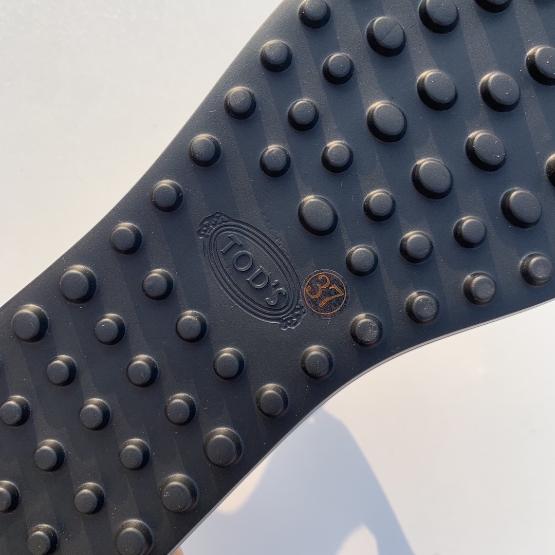 Luxurious Italian Handmade Sandals with Fine Cattle Skin and Branded Buttons - 图片 9