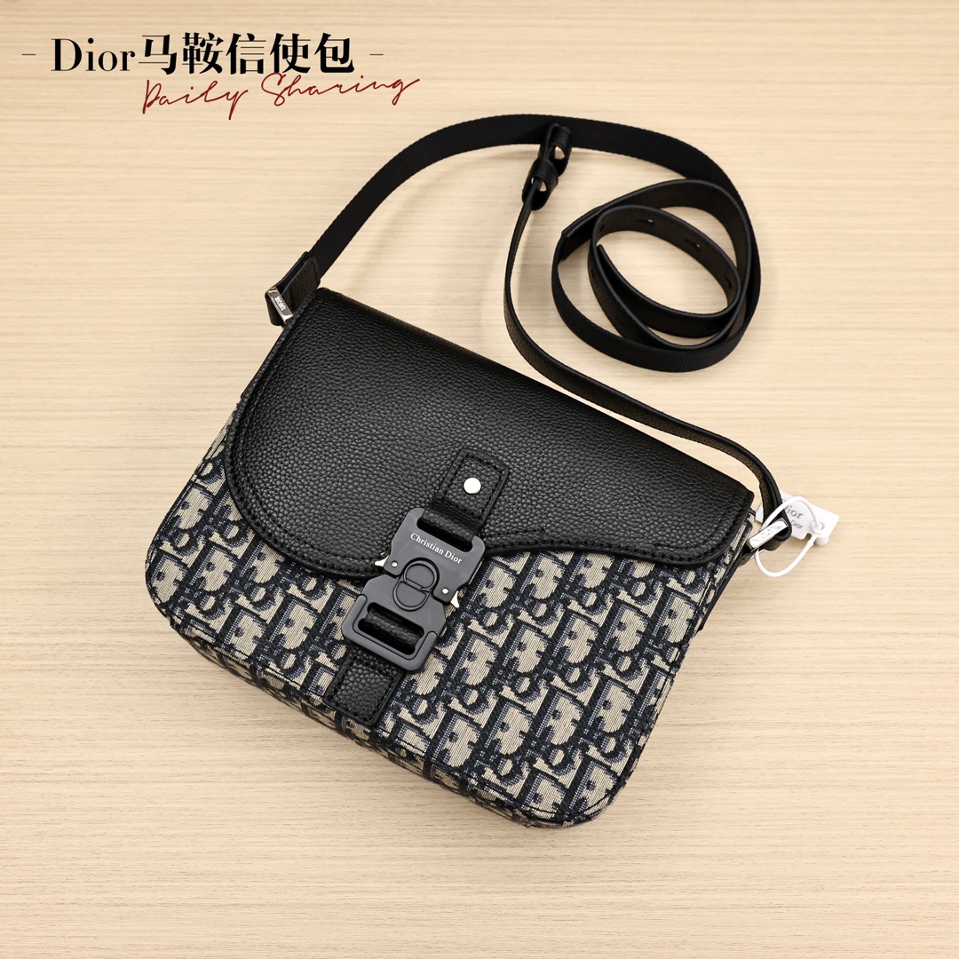 Dior迪奥马鞍信使包💰220 采用经典的设计,彰显精致的优雅气质,为马鞍系列提升格调,采用黑色粒面牛皮革精心制作,饰以对比鲜明的缉面线,马鞍翻盖点缀以 Christian Dior 标志铝扣,搭配可调节的皮革肩带,可肩背或斜挎。 规格:23*18*6cm
