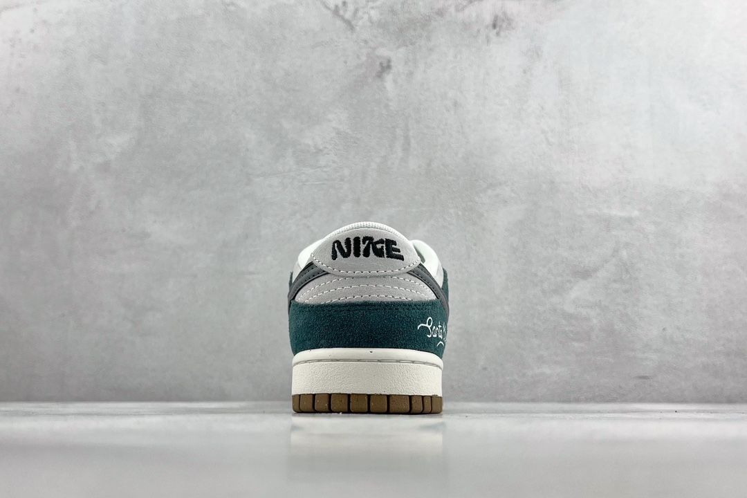 Nike Dunk Low SE ”85” Christmas Green DO9457-110