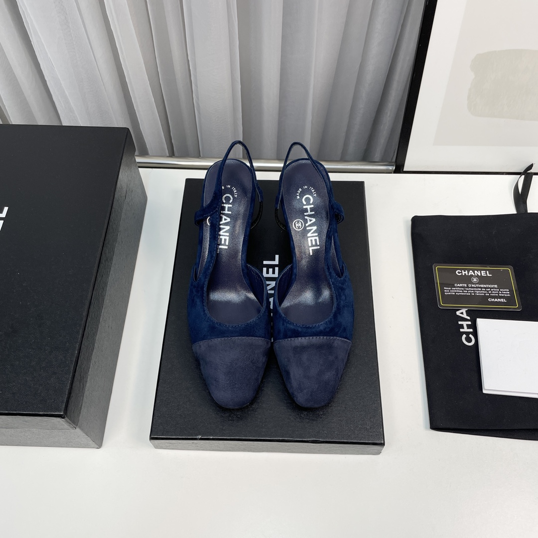 NO:233905,SC High-version Classic work, purchasing level CHA's most worthy classic model, thick heel square toe color-blocking versatile high heeled hollow women's sandals Material: The upper is made of imported full-grain mixed-bred sheepskin spliced ​​silk satin   inner mixed-bred sheepskin   Italian imported cowhide sole Size: 35–39 (34 40 41 42 43 nails) Heel height: flat sole, 6cm, sandals, sandals, cowhide, sheepskin, real silk, silk fabric19860909SC高版本 经典之作,代购级别 CHA最值得拥有的经典款 粗跟方头拼色百搭高跟后空女凉鞋 材质:鞋面采用进口全粒面混种羊皮拼接真丝绸缎 内里混种羊皮 意大利进口牛皮底Size:35–39（34 40 41 42 43钉做）跟高:平底,6cm,凉鞋,sandals,cowhide,sheepskin,real silk,silk fabric,Women's Shoes