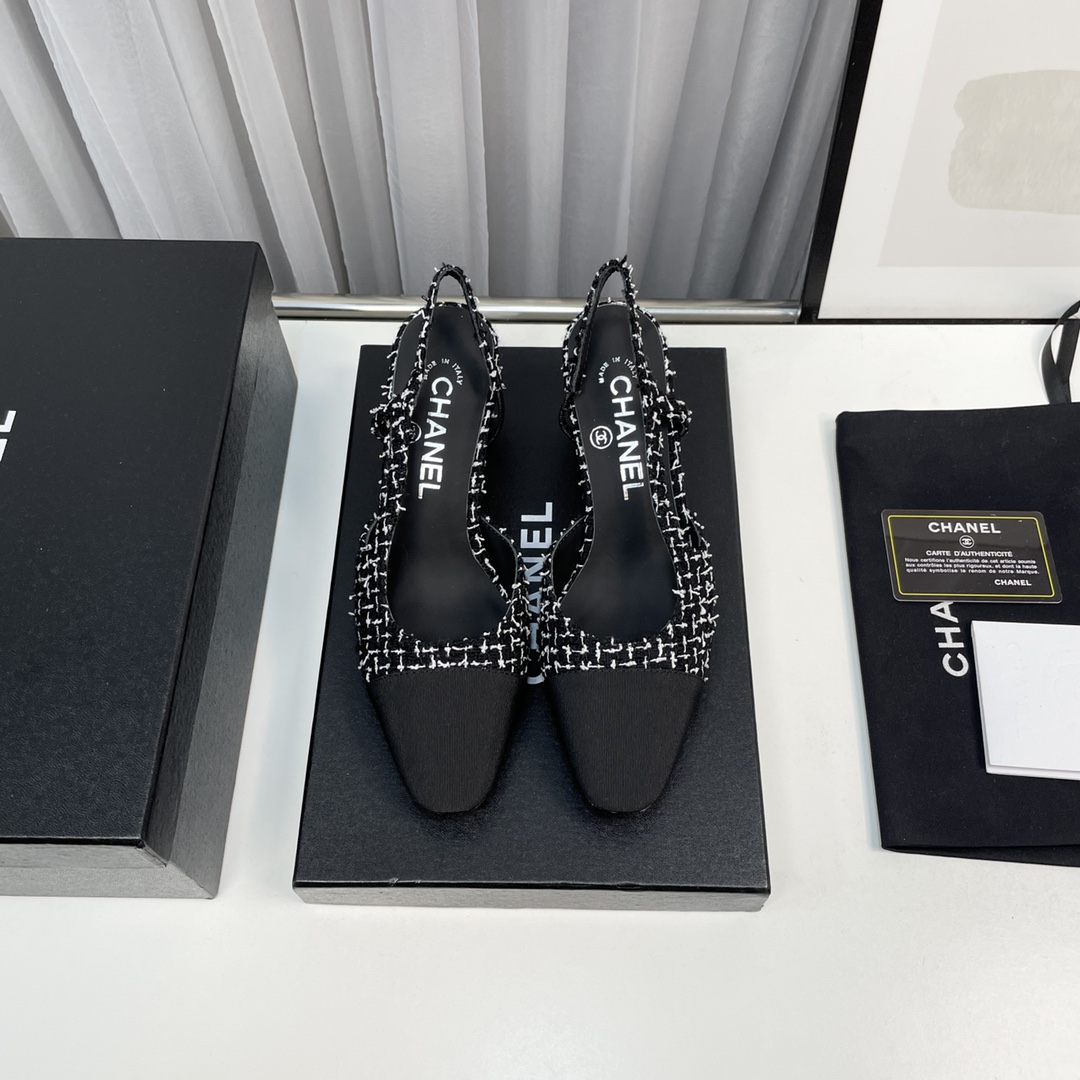 NO:233892,High-version classic work, purchasing level CHA's most worthy classic model, thick heel square toe color-blocking versatile high heeled hollow women's sandals Material: The upper is made of imported full-grain mixed-bred sheepskin spliced ​​silk satin   inner mixed-bred sheepskin   Italian imported cowhide sole Size: 35–39 (34 40 41 42 43 nails) Heel height: flat sole, 6cm, sandals, sandals, cowhide, sheepskin, real silk, silk fabric19860909高版本 经典之作,代购级别 CHA最值得拥有的经典款 粗跟方头拼色百搭高跟后空女凉鞋 材质:鞋面采用进口全粒面混种羊皮拼接真丝绸缎 内里混种羊皮 意大利进口牛皮底Size:35–39（34 40 41 42 43钉做）跟高:平底,6cm,凉鞋,sandals,cowhide,sheepskin,real silk,silk fabric,Women's Shoes