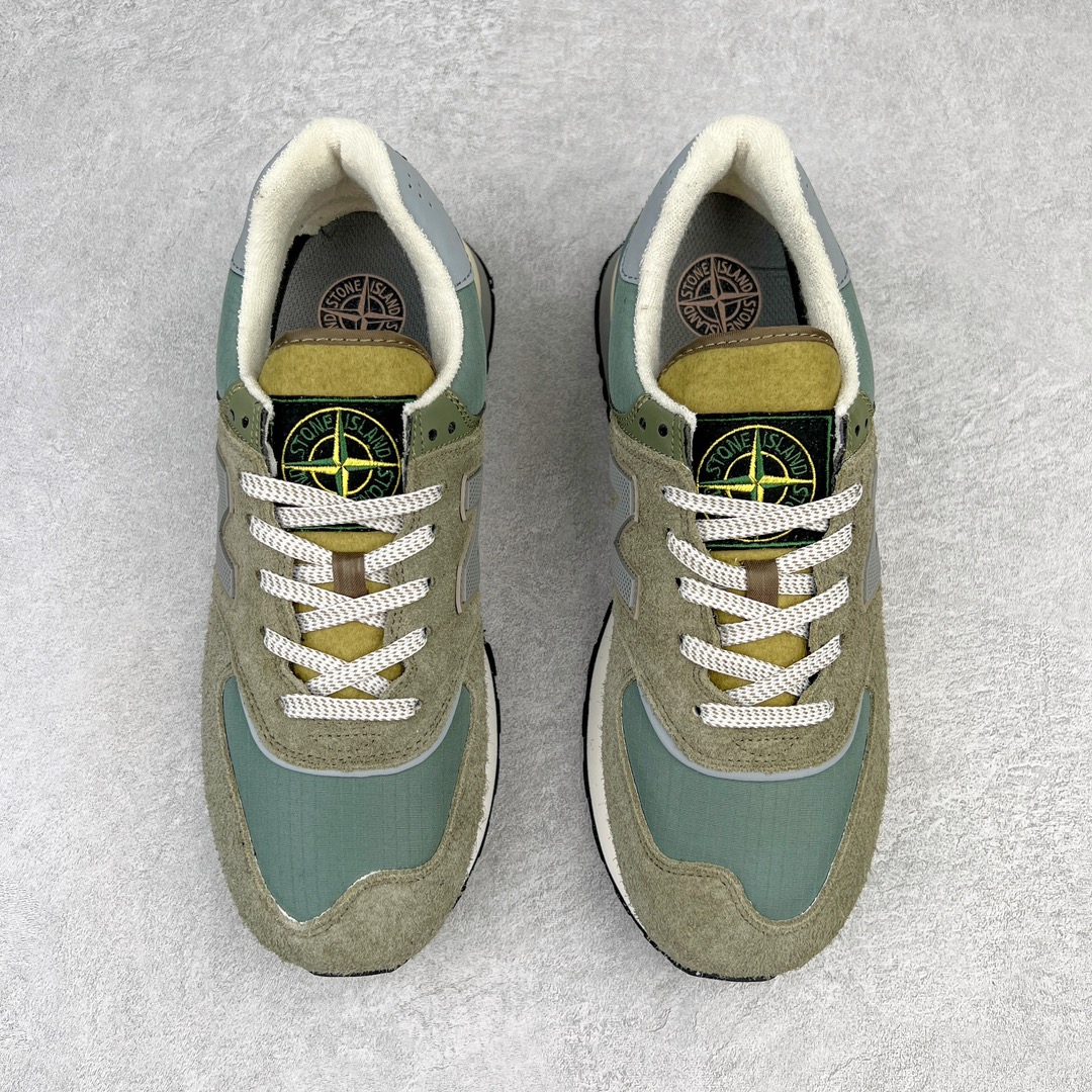 图片[2]-💰190 Stone Island x NB新百伦New Balance U574升级版系列低帮复古休闲运动慢跑鞋“石头岛联名军绿灰”U574LGST Stone Island x New Balance 574 Legacy迎来国内登场。作为双方的联名新品，一改此前的迎合跑鞋鞋型，采用更加适合日常穿搭上脚的 New Balance 574 Legacy 很难不让玩家动心，尤其是热衷 Stone Island 的岛民朋友。而此次更是采用 574 Legacy 作为蓝本，鞋款规格以及做工上更加精良。此次双方在配色选择上军绿色以及灰色作为主调，凸显出与 Stone Island 联名的硬核气质。优质的鞋身材质，也让整双鞋在熟悉的鞋型设计上，焕发出新的生机。鞋舌、鞋跟以及鞋垫点缀 Stone Island 标志性 LOGO，防撕裂织物鞋面、ABZORB 中底保证日常上脚的舒适度。尺码：36 36.5 37.5 38 38.5 39.5 40 40.5 41.5 42 42.5 43 44 45 46 编码：Mby2936060-运动鞋