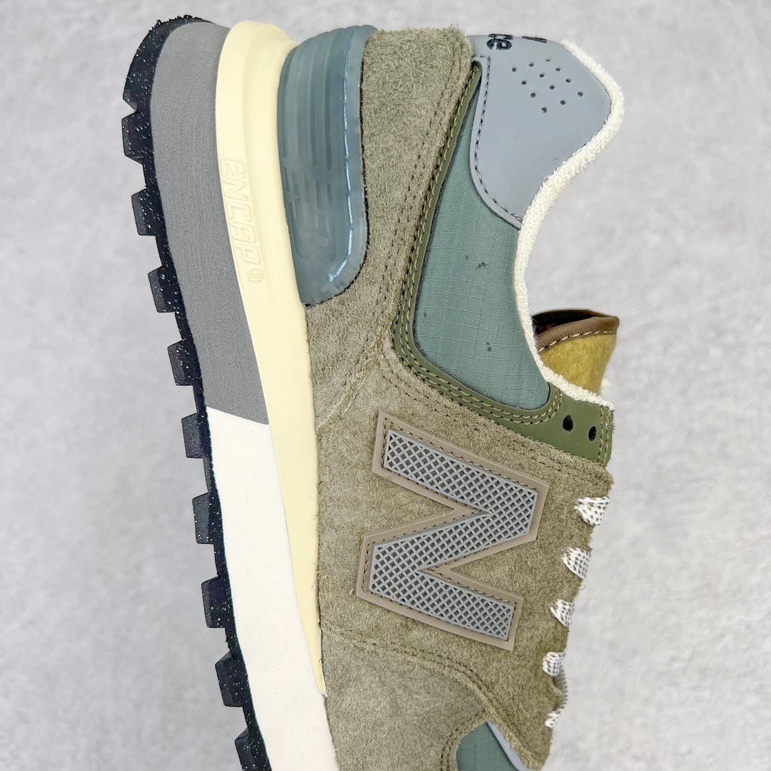 图片[6]-💰190 Stone Island x NB新百伦New Balance U574升级版系列低帮复古休闲运动慢跑鞋“石头岛联名军绿灰”U574LGST Stone Island x New Balance 574 Legacy迎来国内登场。作为双方的联名新品，一改此前的迎合跑鞋鞋型，采用更加适合日常穿搭上脚的 New Balance 574 Legacy 很难不让玩家动心，尤其是热衷 Stone Island 的岛民朋友。而此次更是采用 574 Legacy 作为蓝本，鞋款规格以及做工上更加精良。此次双方在配色选择上军绿色以及灰色作为主调，凸显出与 Stone Island 联名的硬核气质。优质的鞋身材质，也让整双鞋在熟悉的鞋型设计上，焕发出新的生机。鞋舌、鞋跟以及鞋垫点缀 Stone Island 标志性 LOGO，防撕裂织物鞋面、ABZORB 中底保证日常上脚的舒适度。尺码：36 36.5 37.5 38 38.5 39.5 40 40.5 41.5 42 42.5 43 44 45 46 编码：Mby2936060-运动鞋