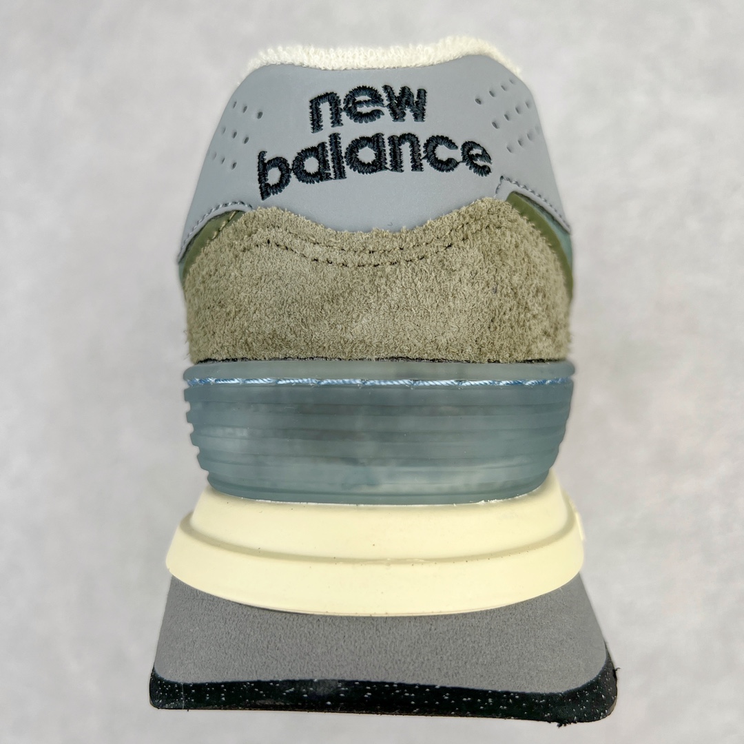 图片[8]-💰190 Stone Island x NB新百伦New Balance U574升级版系列低帮复古休闲运动慢跑鞋“石头岛联名军绿灰”U574LGST Stone Island x New Balance 574 Legacy迎来国内登场。作为双方的联名新品，一改此前的迎合跑鞋鞋型，采用更加适合日常穿搭上脚的 New Balance 574 Legacy 很难不让玩家动心，尤其是热衷 Stone Island 的岛民朋友。而此次更是采用 574 Legacy 作为蓝本，鞋款规格以及做工上更加精良。此次双方在配色选择上军绿色以及灰色作为主调，凸显出与 Stone Island 联名的硬核气质。优质的鞋身材质，也让整双鞋在熟悉的鞋型设计上，焕发出新的生机。鞋舌、鞋跟以及鞋垫点缀 Stone Island 标志性 LOGO，防撕裂织物鞋面、ABZORB 中底保证日常上脚的舒适度。尺码：36 36.5 37.5 38 38.5 39.5 40 40.5 41.5 42 42.5 43 44 45 46 编码：Mby2936060-运动鞋