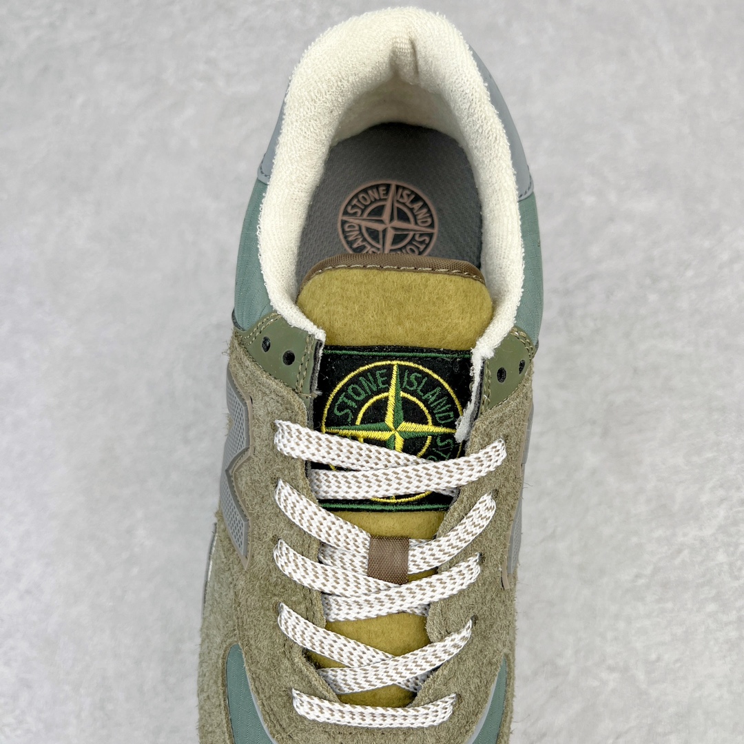 图片[5]-💰190 Stone Island x NB新百伦New Balance U574升级版系列低帮复古休闲运动慢跑鞋“石头岛联名军绿灰”U574LGST Stone Island x New Balance 574 Legacy迎来国内登场。作为双方的联名新品，一改此前的迎合跑鞋鞋型，采用更加适合日常穿搭上脚的 New Balance 574 Legacy 很难不让玩家动心，尤其是热衷 Stone Island 的岛民朋友。而此次更是采用 574 Legacy 作为蓝本，鞋款规格以及做工上更加精良。此次双方在配色选择上军绿色以及灰色作为主调，凸显出与 Stone Island 联名的硬核气质。优质的鞋身材质，也让整双鞋在熟悉的鞋型设计上，焕发出新的生机。鞋舌、鞋跟以及鞋垫点缀 Stone Island 标志性 LOGO，防撕裂织物鞋面、ABZORB 中底保证日常上脚的舒适度。尺码：36 36.5 37.5 38 38.5 39.5 40 40.5 41.5 42 42.5 43 44 45 46 编码：Mby2936060-运动鞋