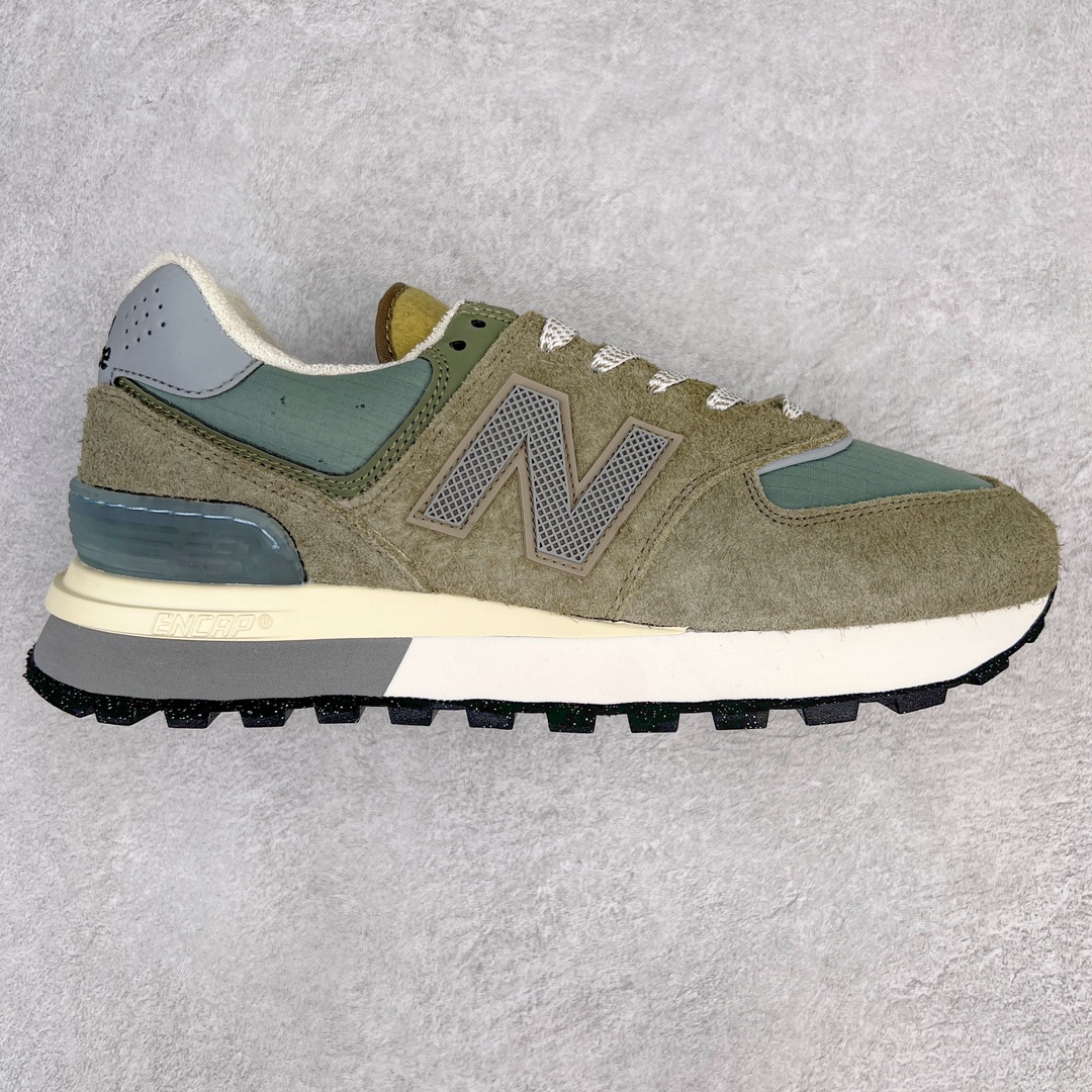 💰190 Stone Island x NB新百伦New Balance U574升级版系列低帮复古休闲运动慢跑鞋“石头岛联名军绿灰”U574LGST Stone Island x New Balance 574 Legacy迎来国内登场。作为双方的联名新品，一改此前的迎合跑鞋鞋型，采用更加适合日常穿搭上脚的 New Balance 574 Legacy 很难不让玩家动心，尤其是热衷 Stone Island 的岛民朋友。而此次更是采用 574 Legacy 作为蓝本，鞋款规格以及做工上更加精良。此次双方在配色选择上军绿色以及灰色作为主调，凸显出与 Stone Island 联名的硬核气质。优质的鞋身材质，也让整双鞋在熟悉的鞋型设计上，焕发出新的生机。鞋舌、鞋跟以及鞋垫点缀 Stone Island 标志性 LOGO，防撕裂织物鞋面、ABZORB 中底保证日常上脚的舒适度。尺码：36 36.5 37.5 38 38.5 39.5 40 40.5 41.5 42 42.5 43 44 45 46 编码：Mby2936060-运动鞋