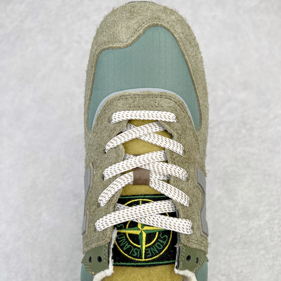 图片[4]-💰190 Stone Island x NB新百伦New Balance U574升级版系列低帮复古休闲运动慢跑鞋“石头岛联名军绿灰”U574LGST Stone Island x New Balance 574 Legacy迎来国内登场。作为双方的联名新品，一改此前的迎合跑鞋鞋型，采用更加适合日常穿搭上脚的 New Balance 574 Legacy 很难不让玩家动心，尤其是热衷 Stone Island 的岛民朋友。而此次更是采用 574 Legacy 作为蓝本，鞋款规格以及做工上更加精良。此次双方在配色选择上军绿色以及灰色作为主调，凸显出与 Stone Island 联名的硬核气质。优质的鞋身材质，也让整双鞋在熟悉的鞋型设计上，焕发出新的生机。鞋舌、鞋跟以及鞋垫点缀 Stone Island 标志性 LOGO，防撕裂织物鞋面、ABZORB 中底保证日常上脚的舒适度。尺码：36 36.5 37.5 38 38.5 39.5 40 40.5 41.5 42 42.5 43 44 45 46 编码：Mby2936060-运动鞋