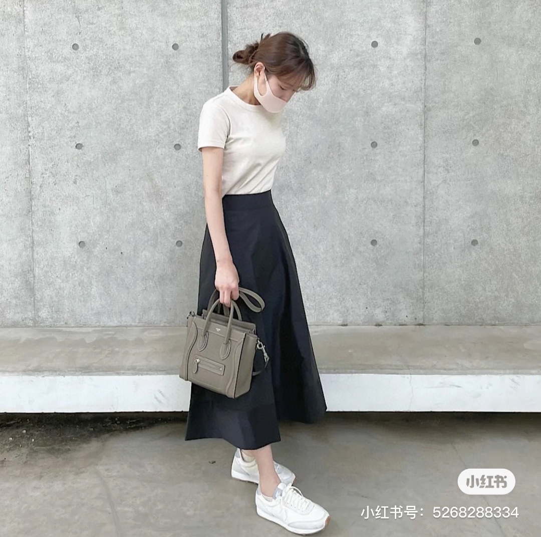 Celine classic ~ small smiley face bag, it is elegant and refined