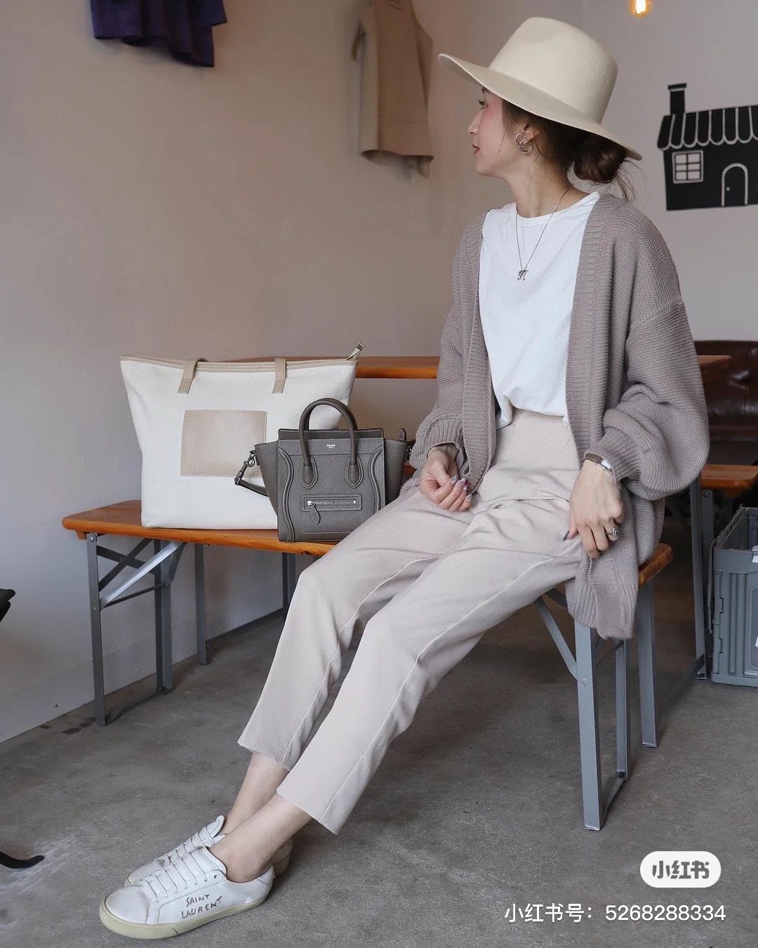 Celine classic ~ small smiley face bag, it is elegant and refined