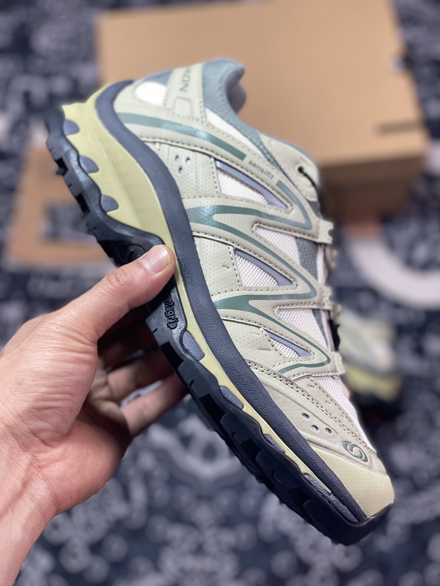 320 萨洛蒙/Salomon XT-Quest ADV”Trellis/Bleached Sand/Tanager Turquoise”XT探索者跑步鞋“牛油果绿黑灰米色”417590