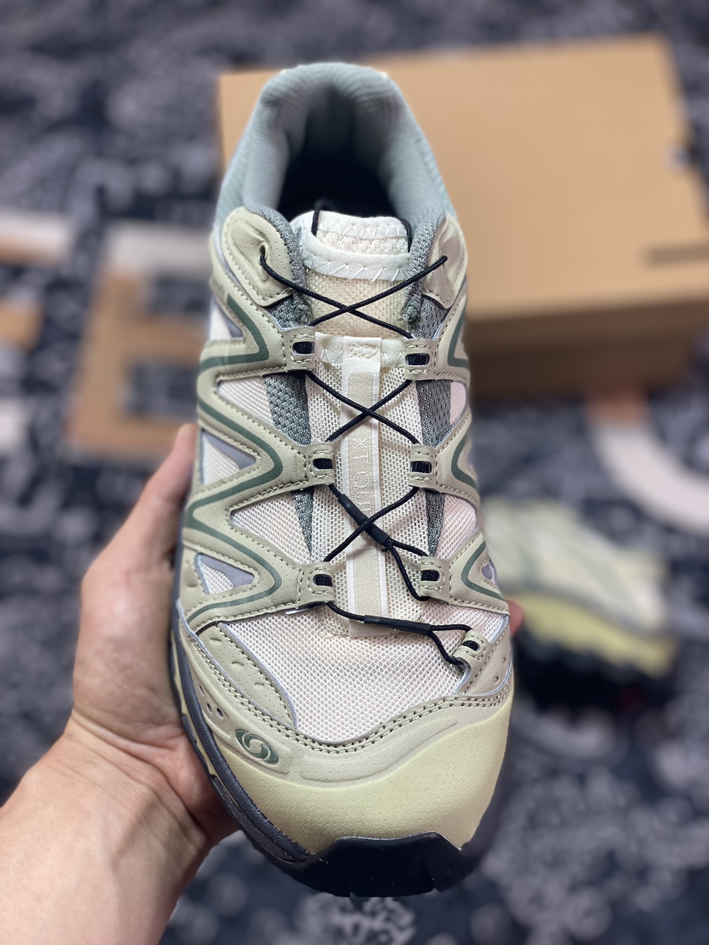 320 萨洛蒙/Salomon XT-Quest ADV”Trellis/Bleached Sand/Tanager Turquoise”XT探索者跑步鞋“牛油果绿黑灰米色”417590