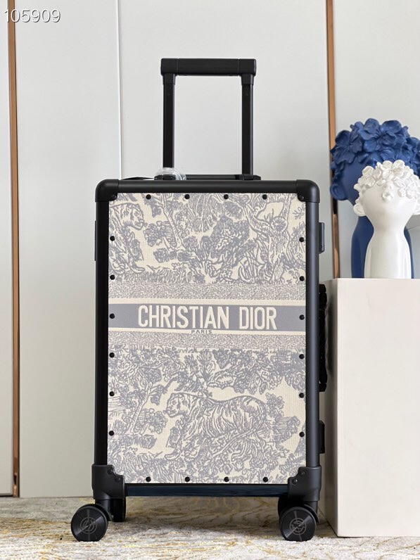 NO:270011,[Exclusive real photo CD trolley case] Christian Dior suitcase/trolley case has another set of fashion new favorites. This retro trolley has its own unique fashion and capable style, and all the strength and appearance are all online!  The iconic oblique retro printed pattern with aluminum frame is fashionable and durable. The popular 2019 re-Fall early spring saddle saddle suitcase, designed by the new designer Kim Jones for the first time, not only has ohidia retro old canvas, but also has exquisite calf leather style, which especially reflects the texture, absolute highlights, fashionable, cool, 20 inches/boarding case Length, width and height 37*21*57,,dior,cowhide19860909【独家实拍 CD拉杆箱】Christian Dior 行李箱/拉杆箱 又来一组时尚新宠,这种复古形的拉箱有自己独特的一种时尚干练风,实力颜值都在线盘他！标志性的oblique 复古印花图案配铝框,时尚又耐用. 爆款2019re-Fall早春saddle马鞍系 旅行箱,新任设计师kim jones首次操刀设计的,不但有ohidia复古老花帆布,同时还有精美小牛皮款式,特别体现质感,绝对亮点,时尚,酷炫, 20寸/登机箱 长宽高 37*21*57,,dior,cowhide,luggage