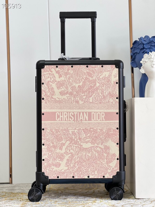 NO:270040,[Exclusive real photo CD trolley case] Christian Dior suitcase/trolley case has another set of fashion new favorites. This retro trolley has its own unique fashion and capable style, and all the strength and appearance are all online!  The iconic oblique retro printed pattern with aluminum frame is fashionable and durable. The popular 2019 re-Fall early spring saddle saddle suitcase, designed by the new designer Kim Jones for the first time, not only has ohidia retro old canvas, but also has exquisite calf leather style, which especially reflects the texture, absolute highlights, fashionable, cool, 20 inches/boarding case Length, width and height 37*21*57,,dior,cowhide19860909【独家实拍 CD拉杆箱】Christian Dior 行李箱/拉杆箱 又来一组时尚新宠,这种复古形的拉箱有自己独特的一种时尚干练风,实力颜值都在线盘他！标志性的oblique 复古印花图案配铝框,时尚又耐用. 爆款2019re-Fall早春saddle马鞍系 旅行箱,新任设计师kim jones首次操刀设计的,不但有ohidia复古老花帆布,同时还有精美小牛皮款式,特别体现质感,绝对亮点,时尚,酷炫, 20寸/登机箱 长宽高 37*21*57,,dior,cowhide,luggage