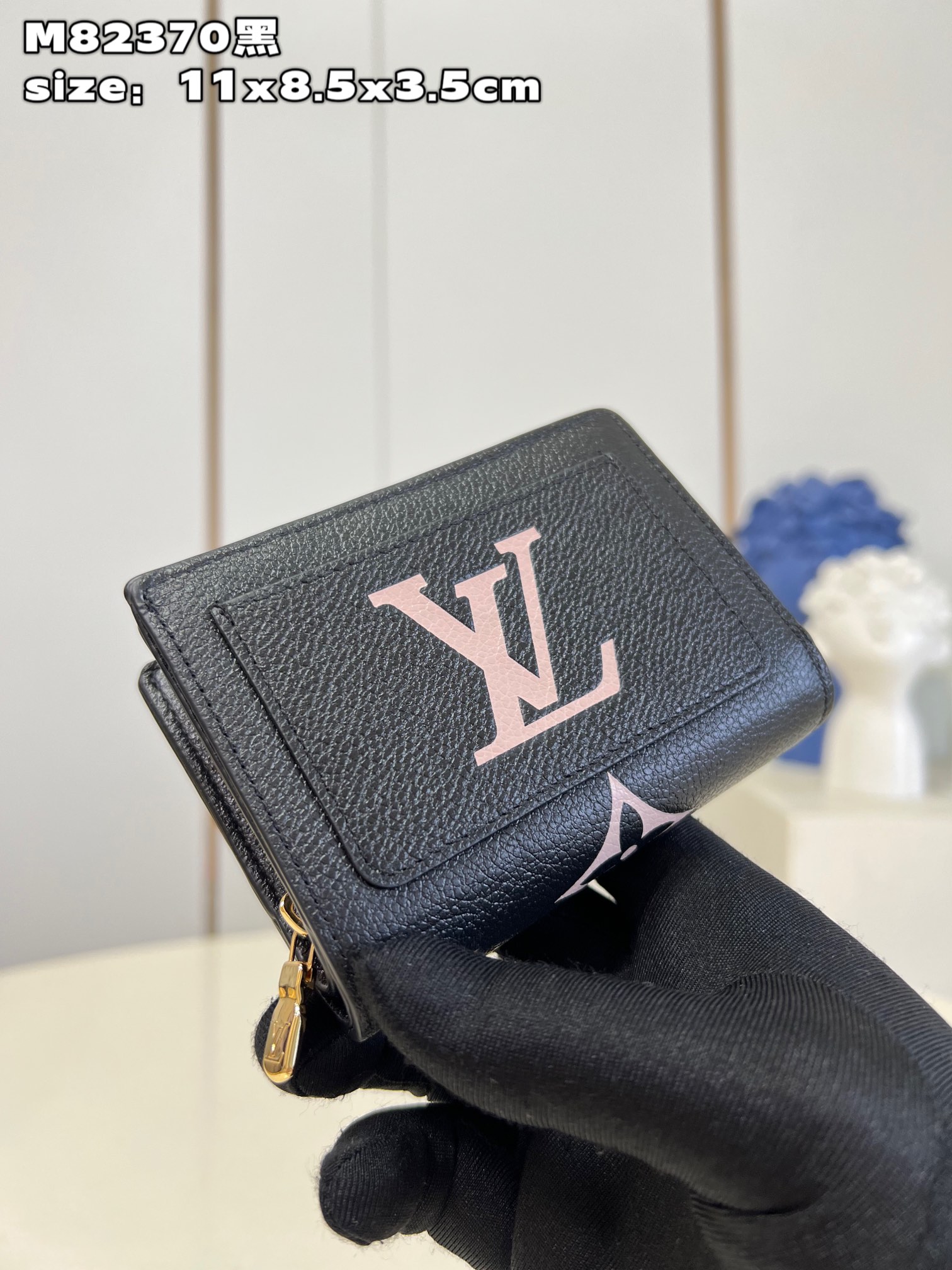 NO:400277,【Exclusive real photo M82370 black】This Cléa wallet is made of Monogram Empreinte soft grain cowhide, embellished with Louis Vuitton's iconic Monogram embossed pattern. It has a stylish design, exquisite and compact yet spacious capacity, and is decorated with an outer patch pocket, zippered coin bag, banknote compartment and six credit card mezzanines. Dimensions 11 x 8.5 x 3.5 cm C.,LV [original leather],louis vuitton,louis vuitton,cowhide19860909【独家实拍 M82370黑】這款Cléa錢包以Monogram Empreinte柔軟粒面牛皮製成,綴以路易威登標誌性的Monogram壓花圖案,設計時尚,精緻小巧卻容量寬敞,綴有一個外貼袋、拉鏈零錢袋、紙幣隔層及六個信用卡夾層.尺寸11 x 8.5 x 3.5 厘米 C.,LV【原厂皮】,louis vuitton,louis vuitton,cowhide,Bag
