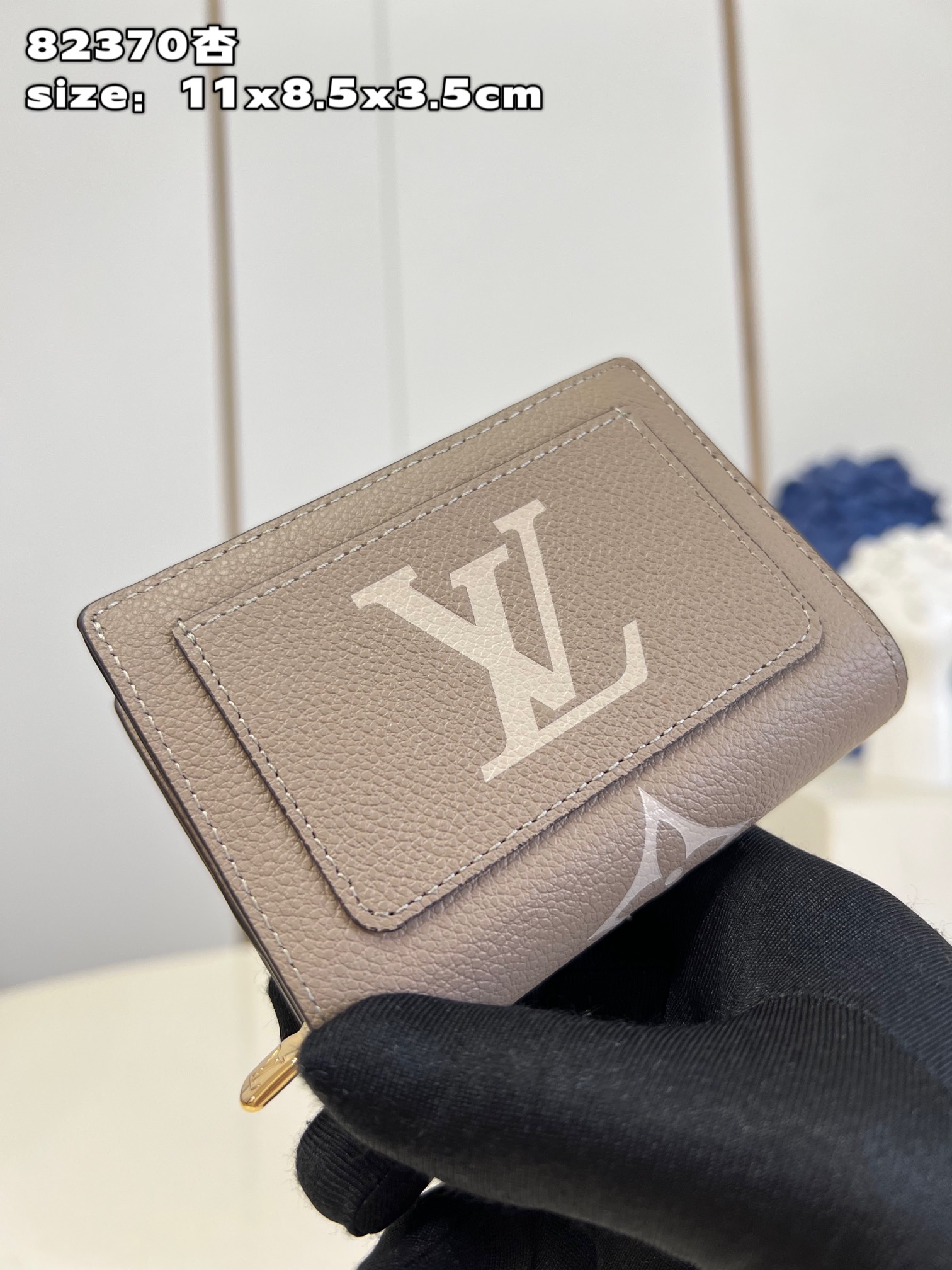 NO:400279,【Exclusive real photo M82370 apricot】This Cléa wallet is made of Monogram Empreinte soft grain cowhide, embellished with Louis Vuitton's iconic Monogram embossed pattern. It has a stylish design, exquisite and compact yet spacious capacity, and is decorated with an outer patch pocket, zippered coin bag, banknote compartment and six credit card mezzanines. Dimensions 11 x 8.5 x 3.5 cm C.,LV [original leather],louis vuitton,louis vuitton,cowhide19860909【独家实拍 M82370杏】這款Cléa錢包以Monogram Empreinte柔軟粒面牛皮製成,綴以路易威登標誌性的Monogram壓花圖案,設計時尚,精緻小巧卻容量寬敞,綴有一個外貼袋、拉鏈零錢袋、紙幣隔層及六個信用卡夾層.尺寸11 x 8.5 x 3.5 厘米 C.,LV【原厂皮】,louis vuitton,louis vuitton,cowhide,Bag