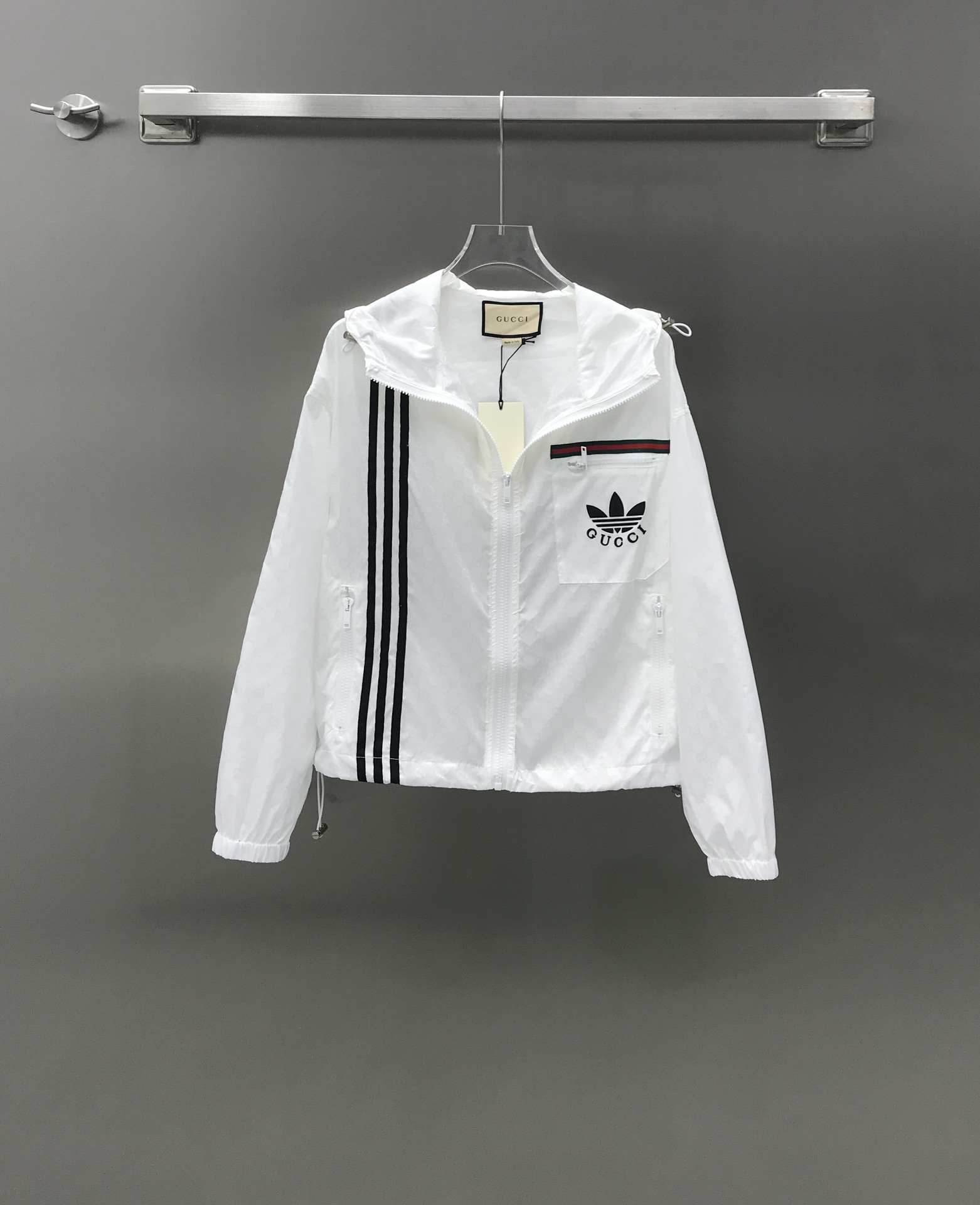 NO:696851,Gucc*Adi*as new products are on the shelves. The joint series of sports suits has a fashionable and casual temperament on the high street. A hooded off-shoulder jacket with elastic waist hot pants. A set of upper body that is handsome and stylish. Sports college style three-stripe splicing design. Original customized GG clover logo offset printing ~ high version color,,gucci,jackets & coats,jackets & coats,hats,19860909Gucc*Adi*as新品上架 联名系列运动套装 高街时髦休闲气质 连帽落肩夹克外套搭配松紧腰小热裤 一套上身帅气又拉风 运动学院风三条杠拼接设计 原版定制GG三葉草logo胶印 ~ 高版本 色,,gucci,jackets & coats,jackets & coats,hats,,Women's clothing