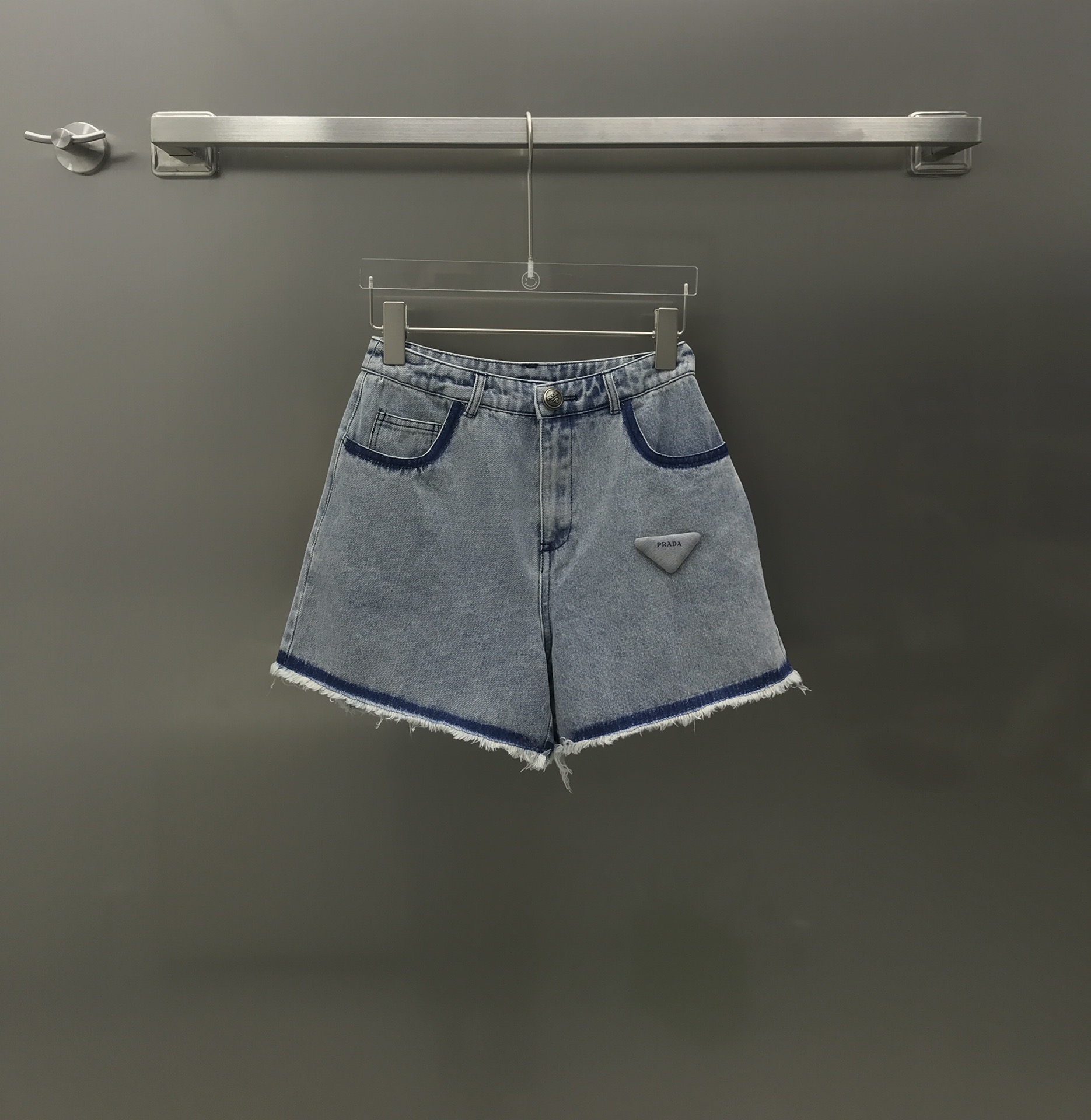 NO:696836,Prad* new products are on the shelves. Retro denim cut-off shorts. Customized twill cotton denim fabric. The upper body is comfortable and breathable. Multiple washes. Presenting retro distressed denim blue. The texture is clear and distressed. Customized hardware. Advanced embroidery. Fashionable and versatile design concept. Can be paired with vest jackets from the same series~ Showing the charm of retro fashion. High version, prada, shorts, jackets & coats,19860909Prad*新品上架 复古牛仔毛边短裤 定制斜纹棉质牛仔面料 上身舒适透气 多重水洗 呈现复古做旧牛仔蓝 纹理做旧清晰 定制五金 高级刺绣时尚百搭的设计理念 可搭配同系列马甲外套～ 展现魅力复古的时尚穿搭 高版本,,prada,shorts,jackets & coats,,Women's clothing