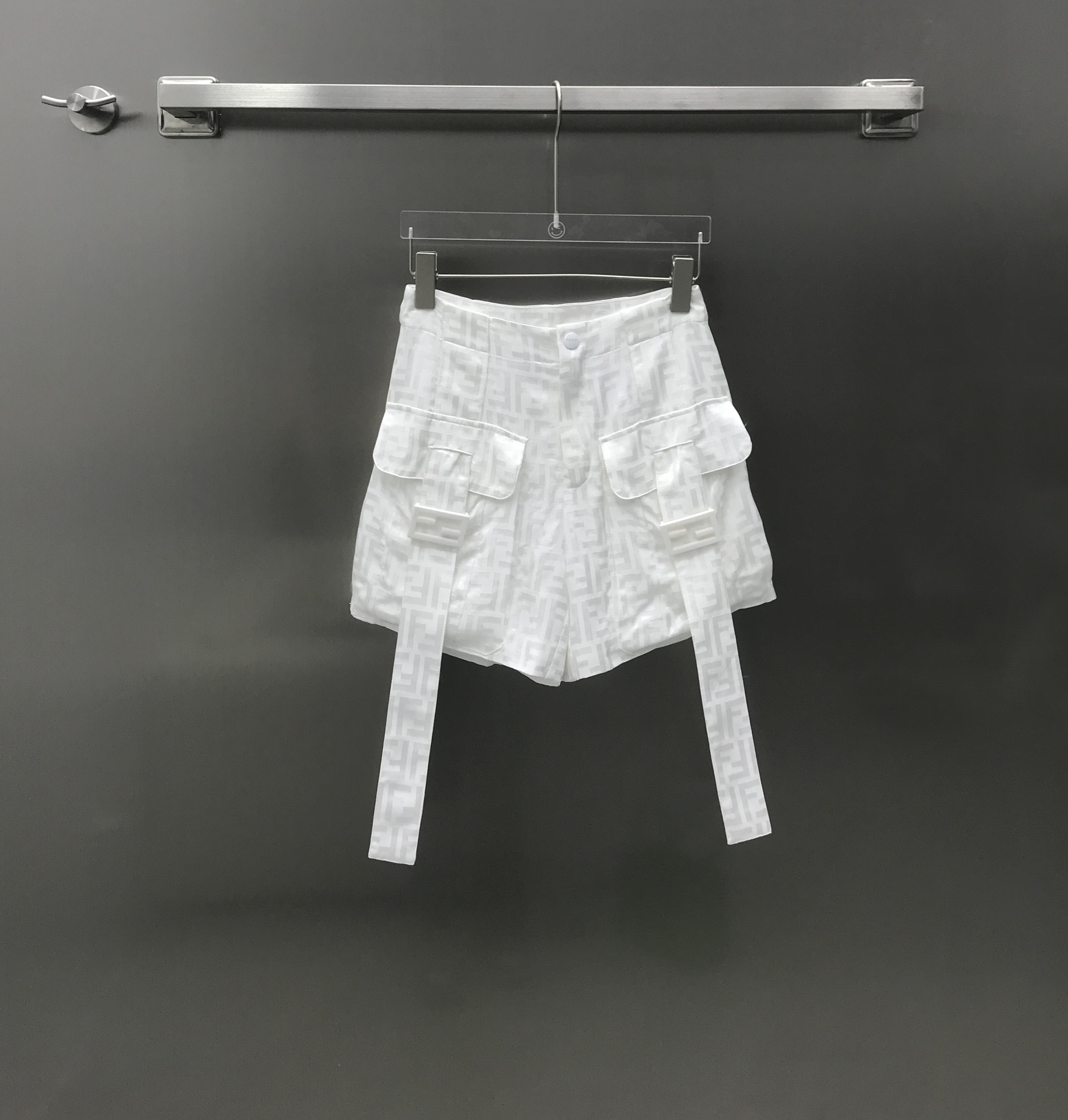 NO:696829,Fend* new products on the shelves Jacquard large pocket shorts Rayon jacquard fabric Light and comfortable pleated texture fabric Full of high-end feel Customized pleated fabric Comfortable texture Decorated with baguette metal decoration Full body version tailoring to create a fashionable and charming style The latest series Recommended to buy Series development to make the outfit more coordinated and attractive The best high version in this issue Color, fendi, shorts,19860909Fend*新品上架 提花大口袋短裤 人丝提花面料 轻薄舒适的褶皱肌理面料 高级感十足 定制褶皱面料 质感舒适 饰以法棍金属装饰 包身版版型剪裁 塑造时髦魅力风格 最新系列 推荐入手 系列开发 让穿搭更为协调魅力 本期最佳 高版本 色,,fendi,shorts,,Women's clothing