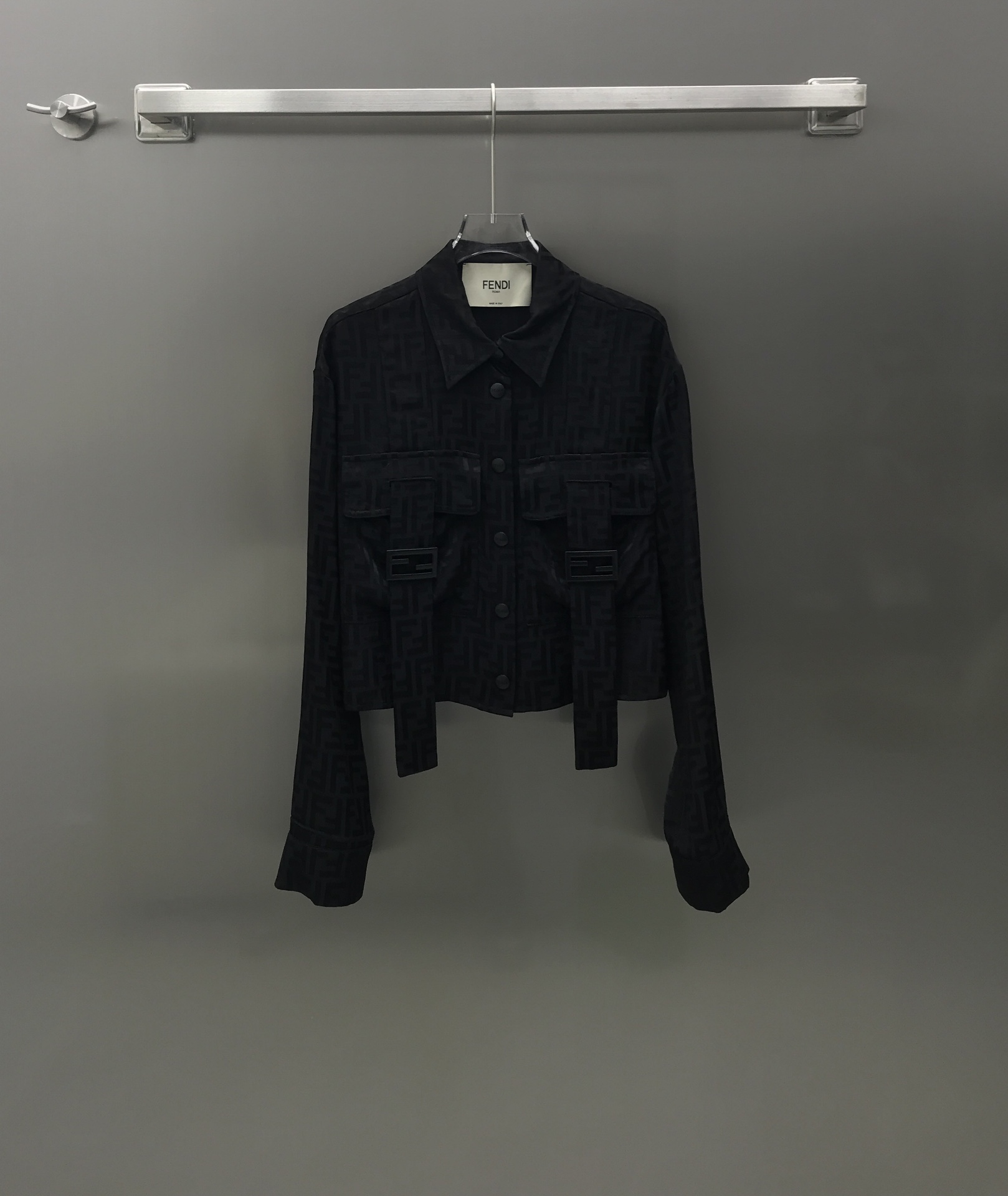 NO:696838,Fend* new product on the shelves Jacquard pleated shirt jacket Rayon jacquard pleated fabric Comfortable texture Thin and comfortable pleated texture fabric Full of high-end feel Decorated with baguette metal decoration Pocket zipper design Creates a fashionable and charming style Can be paired with shorts and trousers of the same series Latest series Recommended to buy Series development Make the outfit more coordinated and attractive This issue's best high version Color, shorts, jackets & coats, shirts,19860909Fend*新品上架 提花褶皱衬衫外套 人丝提花褶皱面料 质感舒适 轻薄舒适的褶皱肌理面料 高级感十足 饰以法棍金属装饰 口袋拉链设计 塑造时髦魅力风格 可搭配同系列短裤长裤 最新系列 推荐入手 系列开发 让穿搭更为协调魅力 本期最佳  高版本 色,,shorts,jackets & coats,shirts,,Women's clothing