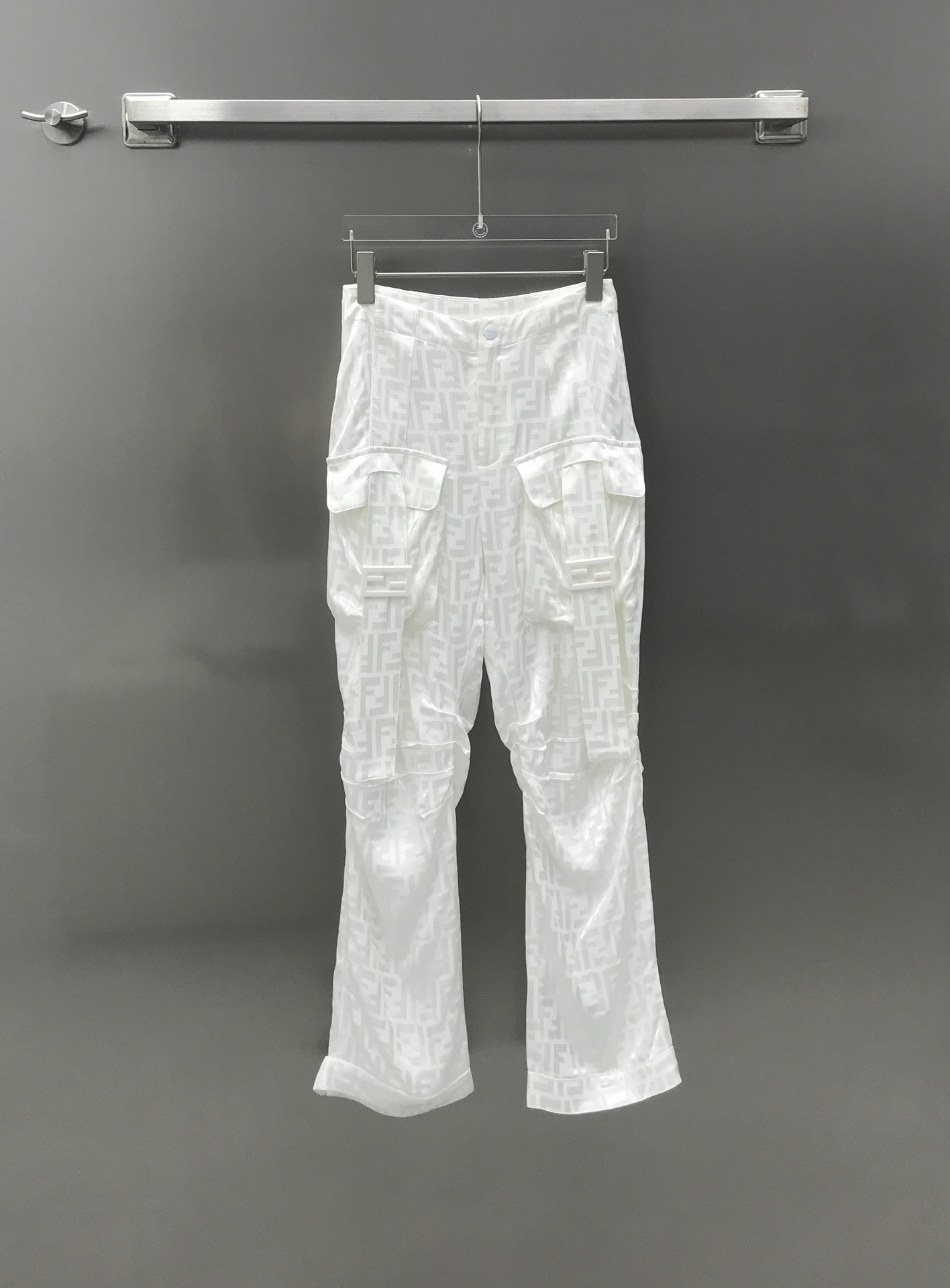 NO:696833,Fend* new products are on the shelves. Jacquard pleated trousers. Rayon jacquard pleated fabric. Comfortable texture. Lightweight and comfortable pleated texture fabric. Full of high-end feel. Decorated with baguette metal decoration. Straight slim fit. Create fashionable and charming style. Latest series. Recommended to buy. Series development to make the outfit more coordinated and charming. Best high version in this issue. Color,,fendi,19860909Fend*新品上架 提花褶皱长裤 人丝提花褶皱面料 质感舒适 轻薄舒适的褶皱肌理面料 高级感十足 饰以法棍金属装饰 直筒修身版型剪裁 塑造时髦魅力风格 最新系列 推荐入手 系列开发 让穿搭更为协调魅力 本期最佳  高版本 色,,fendi,,Women's clothing