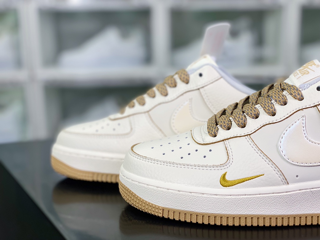 260  Air Force 1 '07 Low QS"Sail White/Brown/Gold Mini Swoosh"空军一号板鞋“皮革米白浅棕金小钩”DD9915-633