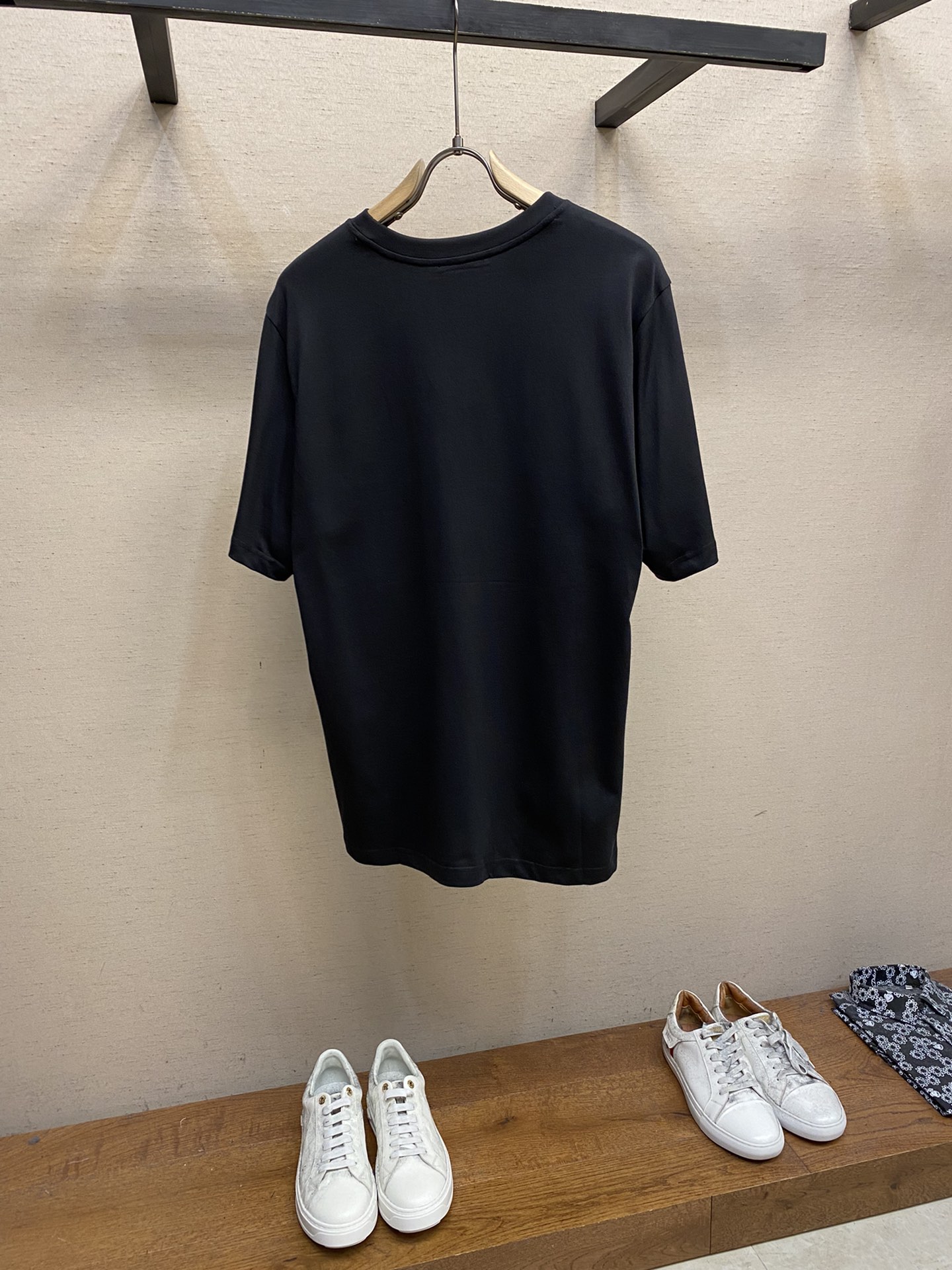 P70
🌟🌟CHANEL、全网独家主线爆款短袖情侣款T恤 中古小香~看得见的高级感 2022春夏最新男女同款短袖TEE! 人间爆款单品，超级火热的主线系列！客供定织高克重针织平纹棉布料子 肉实的手感上身就是与众不同 贴身柔软细腻，良好的吸湿排汗性能 让你一整个夏天都是干爽舒适！款式的设计非常有特色，
 低调地突显出品牌的高级品味 宽松版型裁剪设计，OVERSIZE时下流行风格 男生女生闭眼上身的潮流穿搭首选！男女同款 

颜色：黑色
尺码：S～XL。偏大下单报身高体重