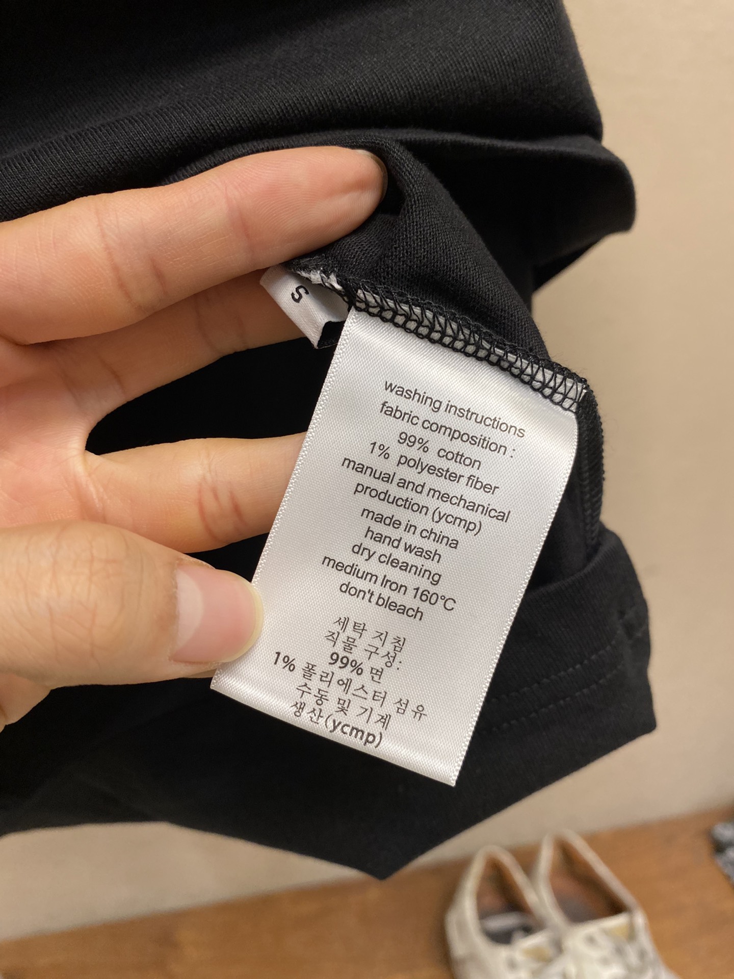 P70
🌟🌟CHANEL、全网独家主线爆款短袖情侣款T恤 中古小香~看得见的高级感 2022春夏最新男女同款短袖TEE! 人间爆款单品，超级火热的主线系列！客供定织高克重针织平纹棉布料子 肉实的手感上身就是与众不同 贴身柔软细腻，良好的吸湿排汗性能 让你一整个夏天都是干爽舒适！款式的设计非常有特色，
 低调地突显出品牌的高级品味 宽松版型裁剪设计，OVERSIZE时下流行风格 男生女生闭眼上身的潮流穿搭首选！男女同款 

颜色：黑色
尺码：S～XL。偏大下单报身高体重