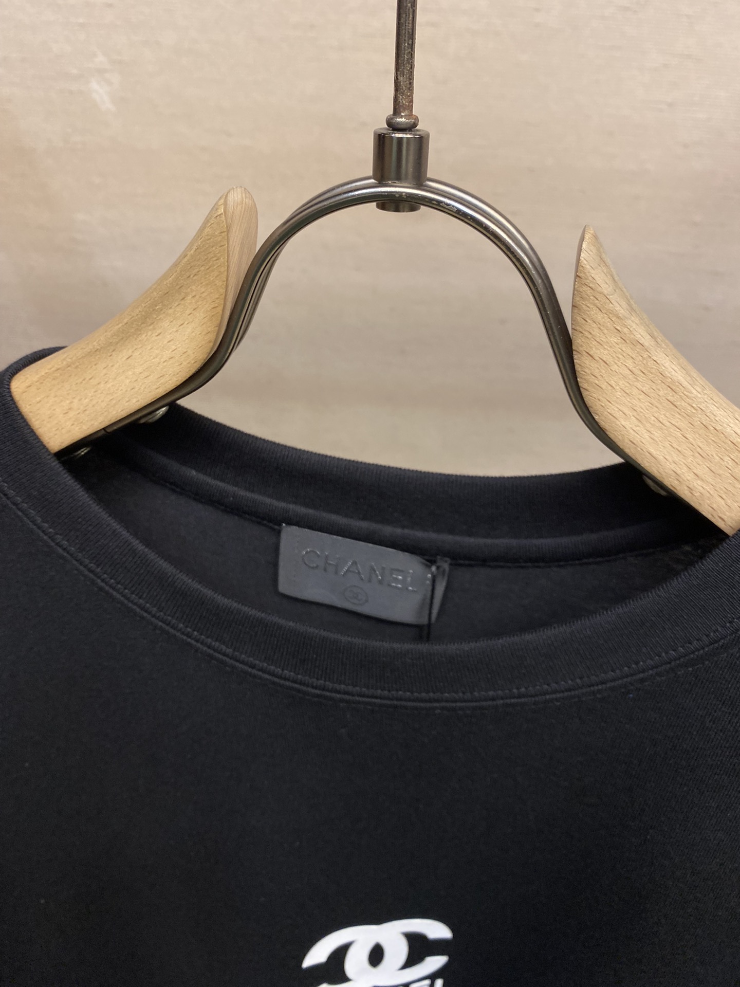 P70
🌟🌟CHANEL、全网独家主线爆款短袖情侣款T恤 中古小香~看得见的高级感 2022春夏最新男女同款短袖TEE! 人间爆款单品，超级火热的主线系列！客供定织高克重针织平纹棉布料子 肉实的手感上身就是与众不同 贴身柔软细腻，良好的吸湿排汗性能 让你一整个夏天都是干爽舒适！款式的设计非常有特色，
 低调地突显出品牌的高级品味 宽松版型裁剪设计，OVERSIZE时下流行风格 男生女生闭眼上身的潮流穿搭首选！男女同款 

颜色：黑色
尺码：S～XL。偏大下单报身高体重