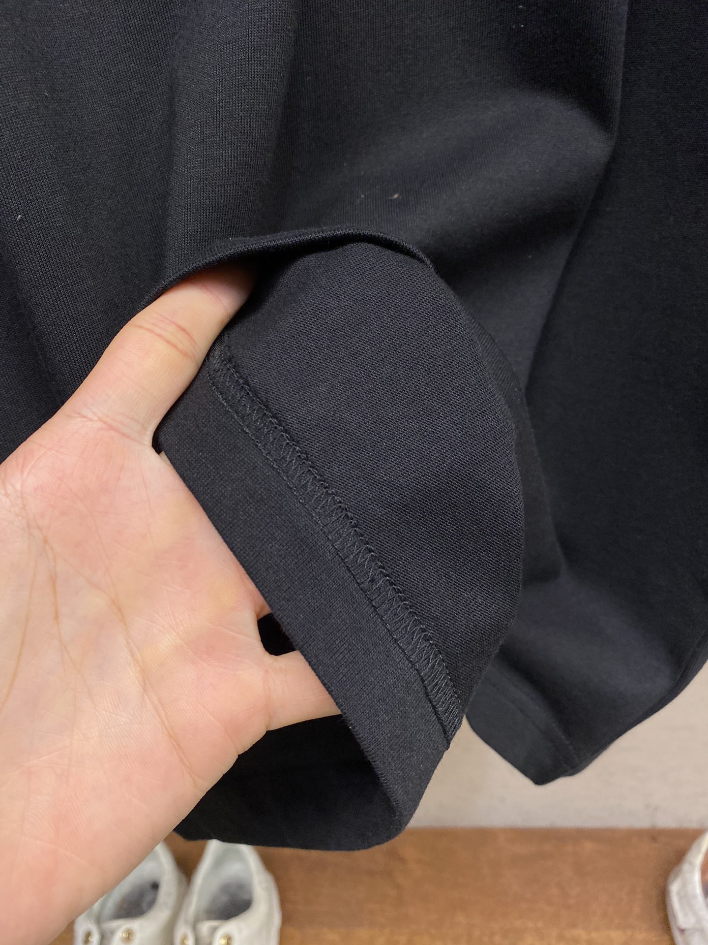 P70
🌟🌟CHANEL、全网独家主线爆款短袖情侣款T恤 中古小香~看得见的高级感 2022春夏最新男女同款短袖TEE! 人间爆款单品，超级火热的主线系列！客供定织高克重针织平纹棉布料子 肉实的手感上身就是与众不同 贴身柔软细腻，良好的吸湿排汗性能 让你一整个夏天都是干爽舒适！款式的设计非常有特色，
 低调地突显出品牌的高级品味 宽松版型裁剪设计，OVERSIZE时下流行风格 男生女生闭眼上身的潮流穿搭首选！男女同款 

颜色：黑色
尺码：S～XL。偏大下单报身高体重