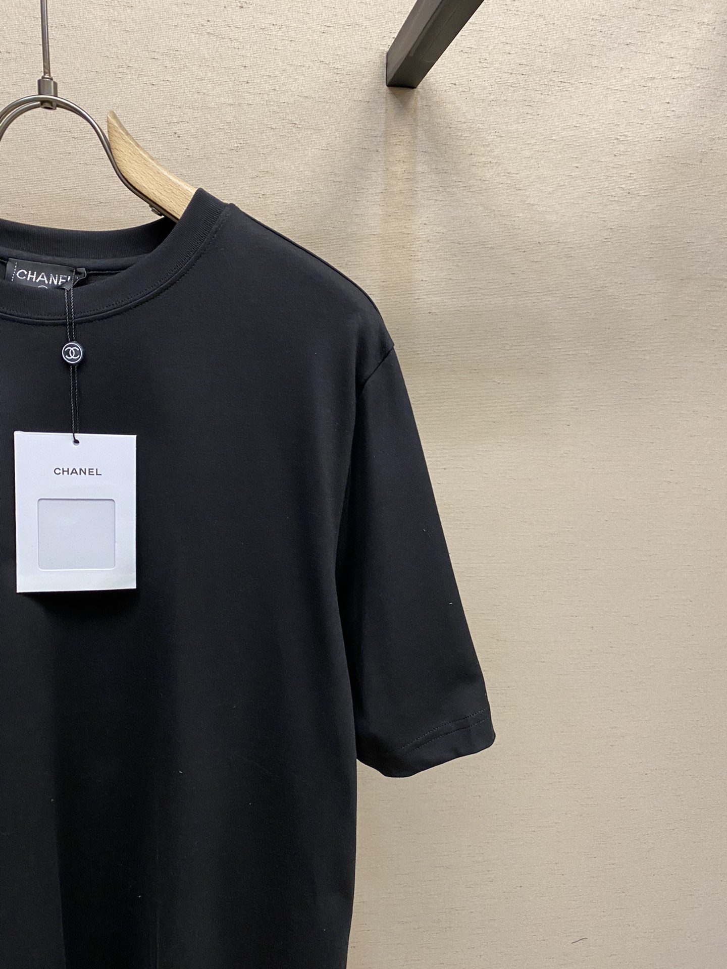 P70
🌟🌟CHANEL、全网独家主线爆款短袖情侣款T恤 中古小香~看得见的高级感 2022春夏最新男女同款短袖TEE! 人间爆款单品，超级火热的主线系列！客供定织高克重针织平纹棉布料子 肉实的手感上身就是与众不同 贴身柔软细腻，良好的吸湿排汗性能 让你一整个夏天都是干爽舒适！款式的设计非常有特色，
 低调地突显出品牌的高级品味 宽松版型裁剪设计，OVERSIZE时下流行风格 男生女生闭眼上身的潮流穿搭首选！男女同款 

颜色：黑色
尺码：S～XL。偏大下单报身高体重