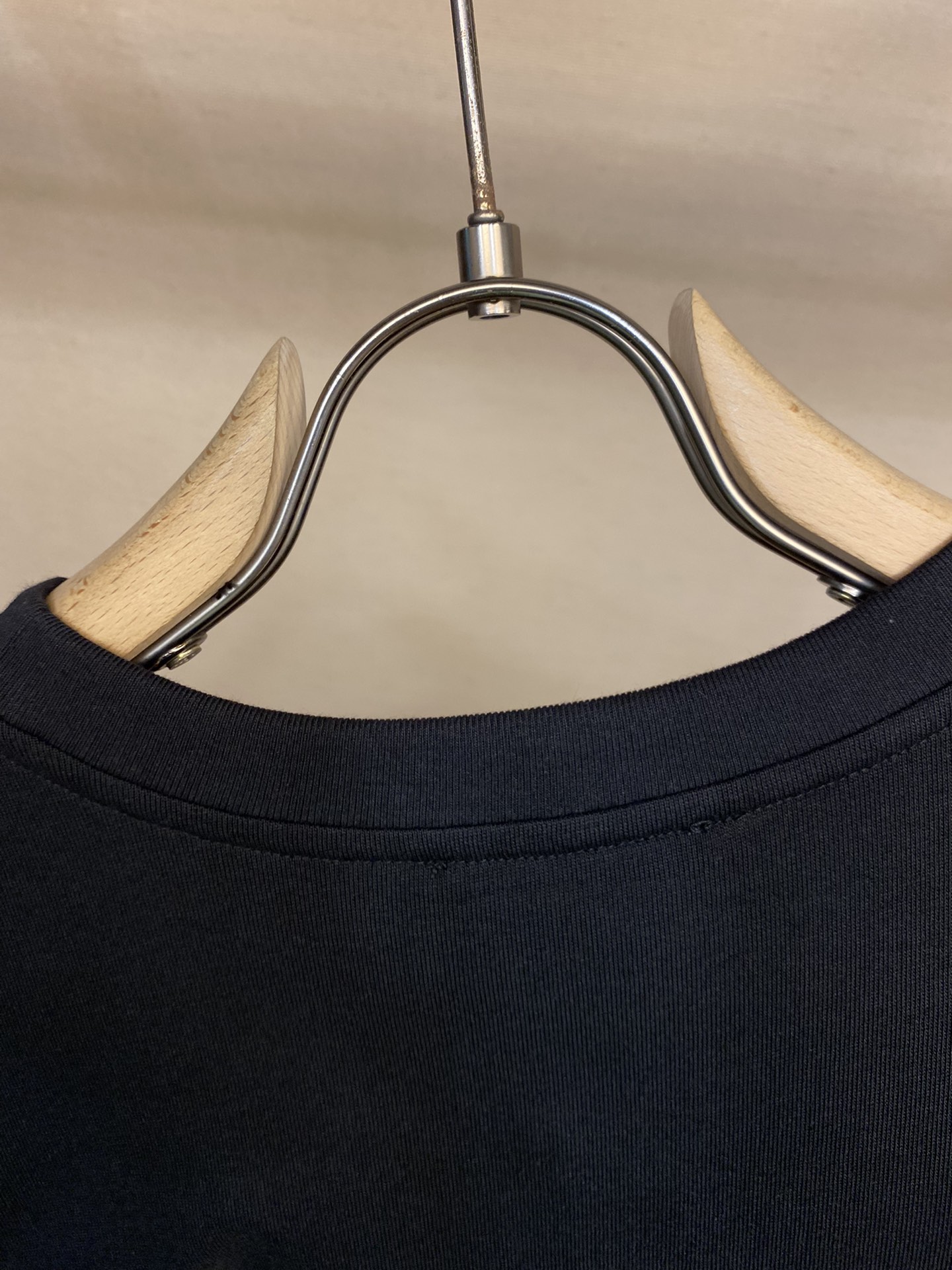 P70
🌟🌟CHANEL、全网独家主线爆款短袖情侣款T恤 中古小香~看得见的高级感 2022春夏最新男女同款短袖TEE! 人间爆款单品，超级火热的主线系列！客供定织高克重针织平纹棉布料子 肉实的手感上身就是与众不同 贴身柔软细腻，良好的吸湿排汗性能 让你一整个夏天都是干爽舒适！款式的设计非常有特色，
 低调地突显出品牌的高级品味 宽松版型裁剪设计，OVERSIZE时下流行风格 男生女生闭眼上身的潮流穿搭首选！男女同款 

颜色：黑色
尺码：S～XL。偏大下单报身高体重