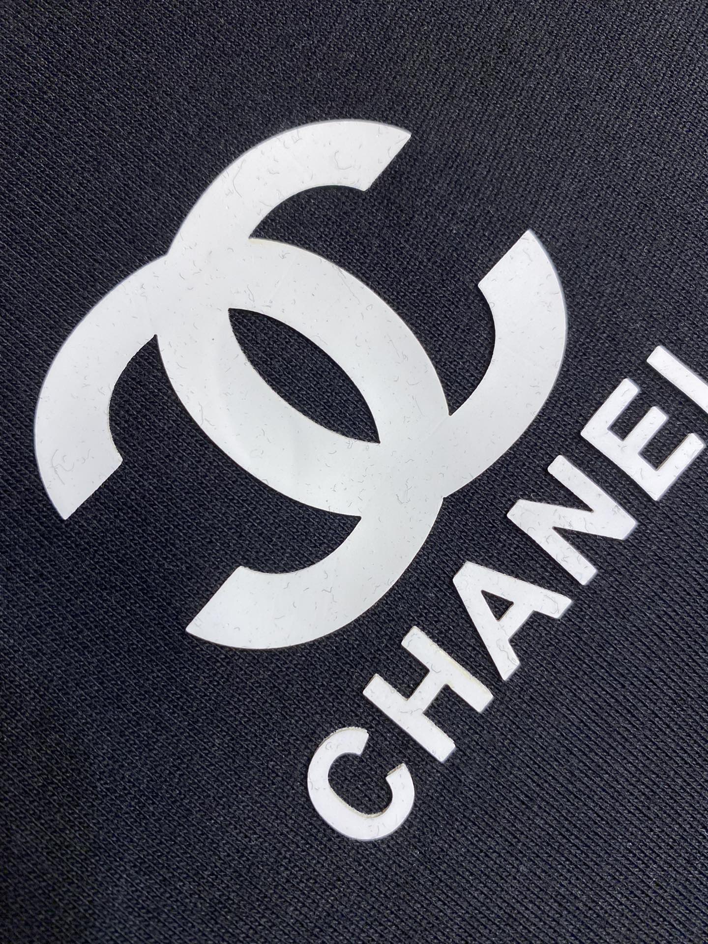 P70
🌟🌟CHANEL、全网独家主线爆款短袖情侣款T恤 中古小香~看得见的高级感 2022春夏最新男女同款短袖TEE! 人间爆款单品，超级火热的主线系列！客供定织高克重针织平纹棉布料子 肉实的手感上身就是与众不同 贴身柔软细腻，良好的吸湿排汗性能 让你一整个夏天都是干爽舒适！款式的设计非常有特色，
 低调地突显出品牌的高级品味 宽松版型裁剪设计，OVERSIZE时下流行风格 男生女生闭眼上身的潮流穿搭首选！男女同款 

颜色：黑色
尺码：S～XL。偏大下单报身高体重