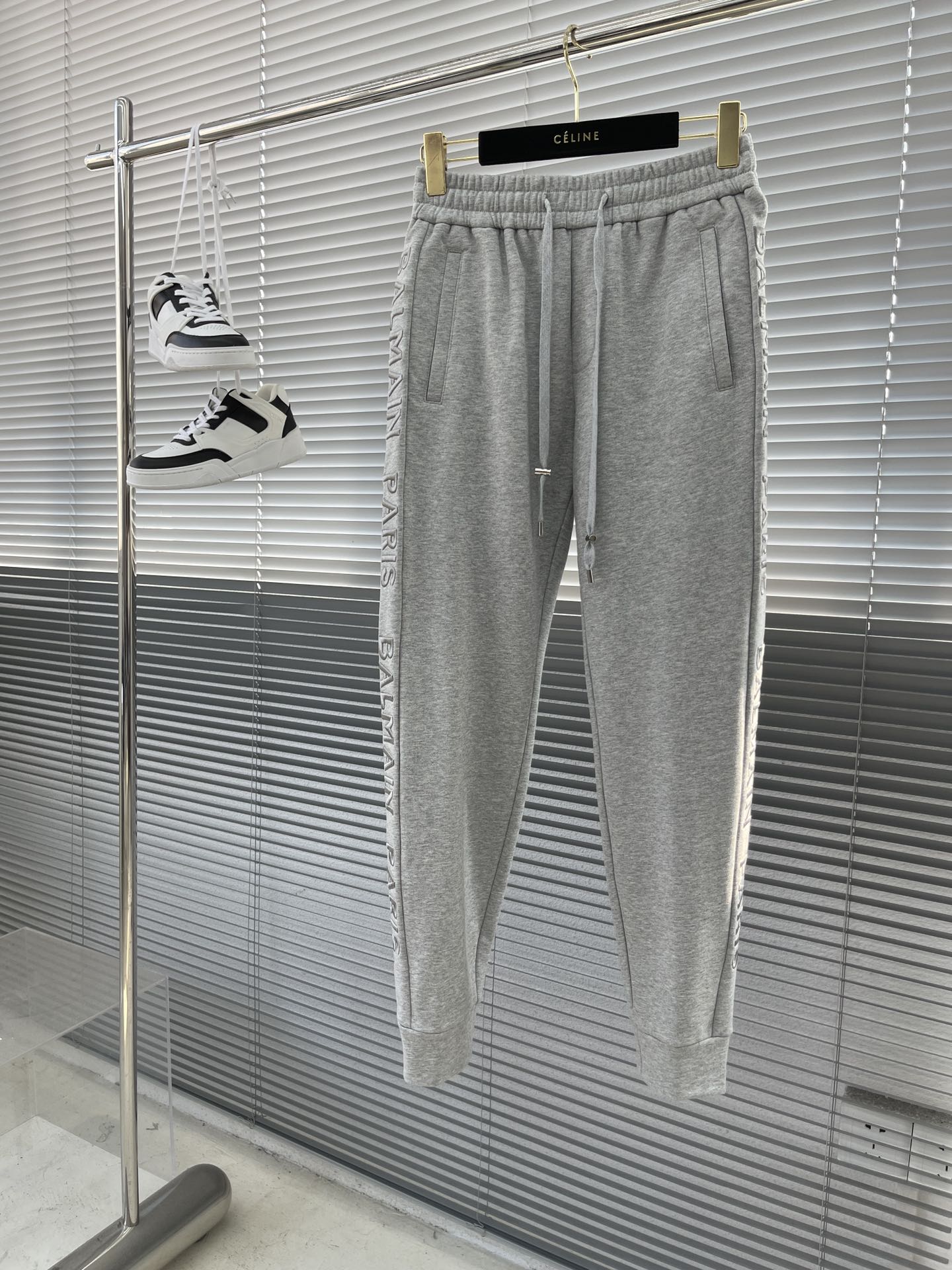NO:952691,/1 piece 1/2 pieces (52, 54, 56, 58 pieces each) - Balmai heavy-duty embroidered sweatpants on the side, heavy-duty sweatpants for autumn, a timeless classic...always attractive logo design...simple...crisp...good fabric!  !  !  A series of sweatpants that are always classic and durable, original design. Orders from Ginza office building in Tokyo, domestic processing. Full zipper design. Two styles of wear. Reinforcement design on both sides of the trouser pockets. Outsourced from major manufacturers!  !  Regular customers will buy three or five pieces, never too many. Sizes 46-58. Size 46 waist 74-82. Hips 116. Pants length 98. Front crotch 30. For other sizes, waist and hips increase by 3.5-4cm per size. Pants length and crotch length increase by 1.2cm per size., balmain,19860909/1件 1/2件（52 54 56 58各几件） -Balmai 侧边重工刺绣卫裤,秋季重工卫裤,永不变的经典......永远耐看的logo设计...简单...挺括...好面料！！！ 永远经典耐穿的系列卫裤,原版设计.东京银座写字楼的订单,国内代为加工.全面拉链设计.两种穿搭. 裤口袋两侧都有加固设计.大厂流出！！老客必收 三五条不嫌多. 尺码46-58. 46码腰围74-82.臀围116 裤长98.裆前片30.其他码腰围臀围每码递增3.5-4cm 裤长裆长每码递增1.2cm,,balmain,,Men's clothing