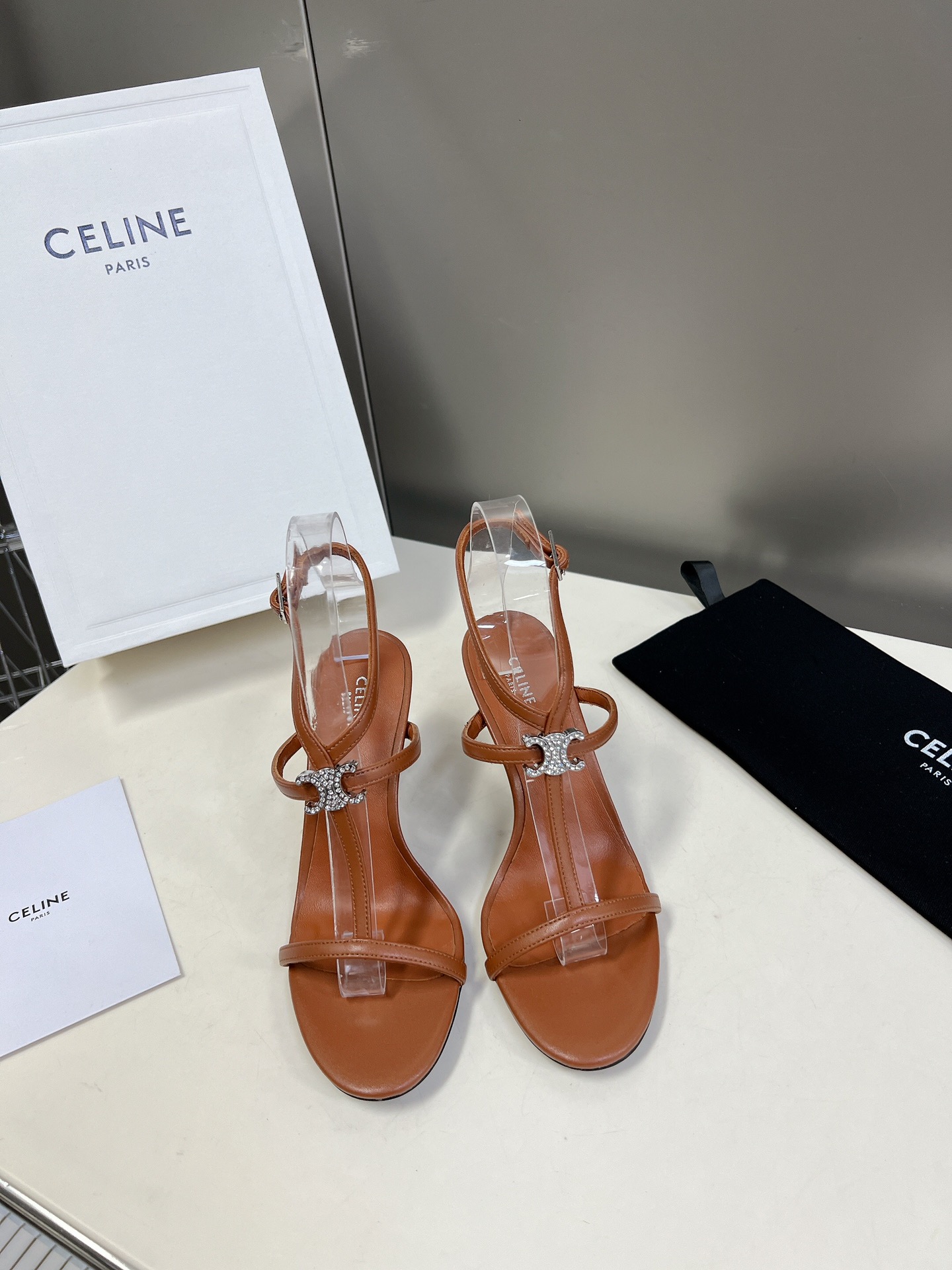 Celine春夏凯旋门时装鞋柔美的露