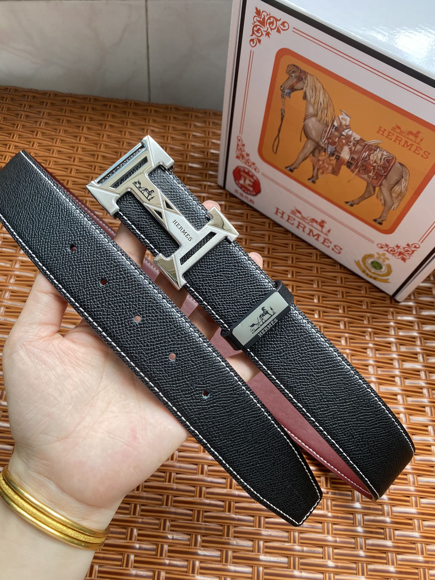 品名：爱马仕.Hermès C💕原单P210
材质：原单牛皮腰带 百分百头层牛皮腰带✨保证真皮，24K纯钢扣，专柜原单品质、做工精细，时尚大牌，送人自用首选
包装： 请认准如图专柜包装💕赠送打孔器💞手提袋💕专柜礼盒💍宽度3.8CM