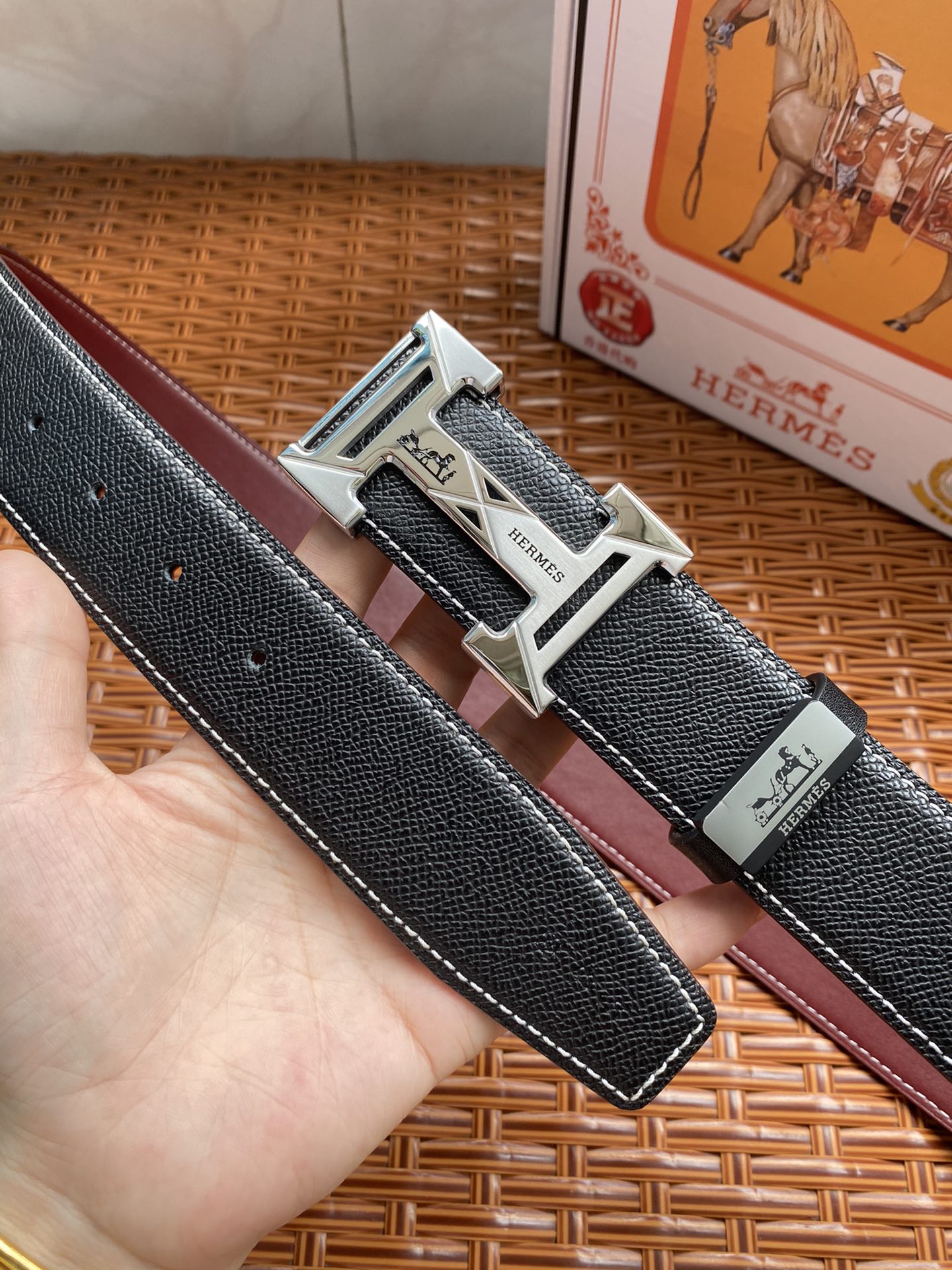 品名：爱马仕.Hermès C💕原单P210
材质：原单牛皮腰带 百分百头层牛皮腰带✨保证真皮，24K纯钢扣，专柜原单品质、做工精细，时尚大牌，送人自用首选
包装： 请认准如图专柜包装💕赠送打孔器💞手提袋💕专柜礼盒💍宽度3.8CM