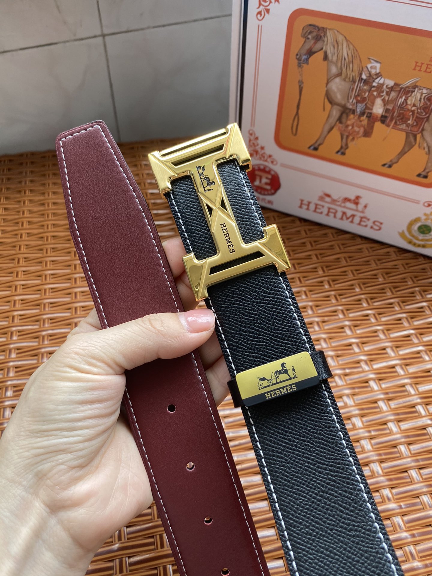 品名：爱马仕.Hermès C💕原单P210
材质：原单牛皮腰带 百分百头层牛皮腰带✨保证真皮，24K纯钢扣，专柜原单品质、做工精细，时尚大牌，送人自用首选
包装： 请认准如图专柜包装💕赠送打孔器💞手提袋💕专柜礼盒💍宽度3.8CM