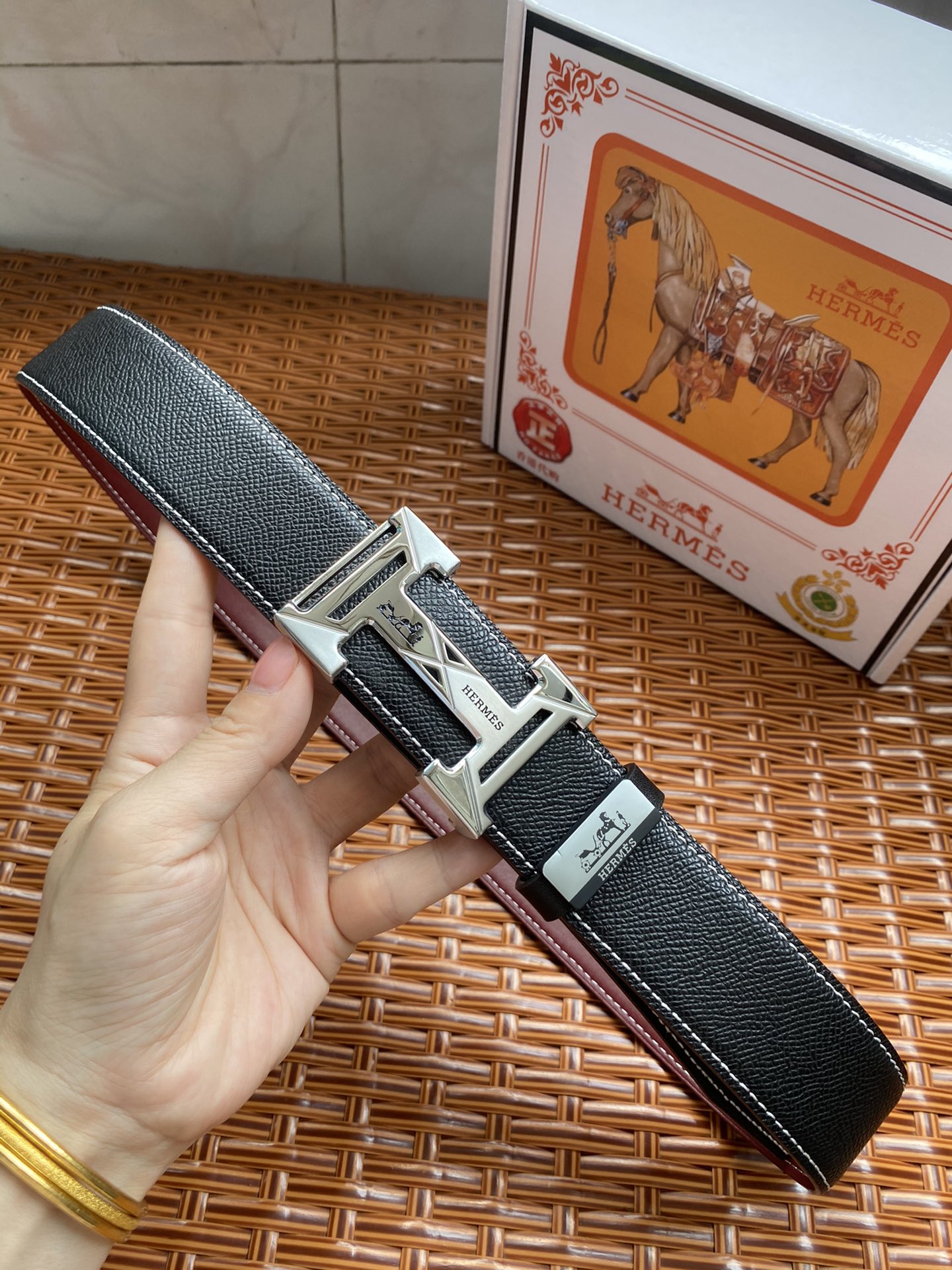 品名：爱马仕.Hermès C💕原单P210
材质：原单牛皮腰带 百分百头层牛皮腰带✨保证真皮，24K纯钢扣，专柜原单品质、做工精细，时尚大牌，送人自用首选
包装： 请认准如图专柜包装💕赠送打孔器💞手提袋💕专柜礼盒💍宽度3.8CM