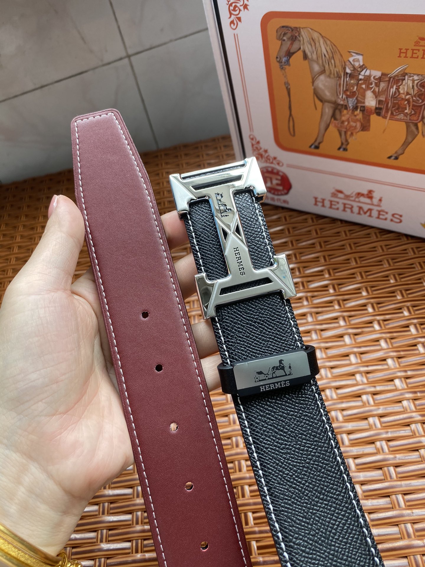品名：爱马仕.Hermès C💕原单P210
材质：原单牛皮腰带 百分百头层牛皮腰带✨保证真皮，24K纯钢扣，专柜原单品质、做工精细，时尚大牌，送人自用首选
包装： 请认准如图专柜包装💕赠送打孔器💞手提袋💕专柜礼盒💍宽度3.8CM
