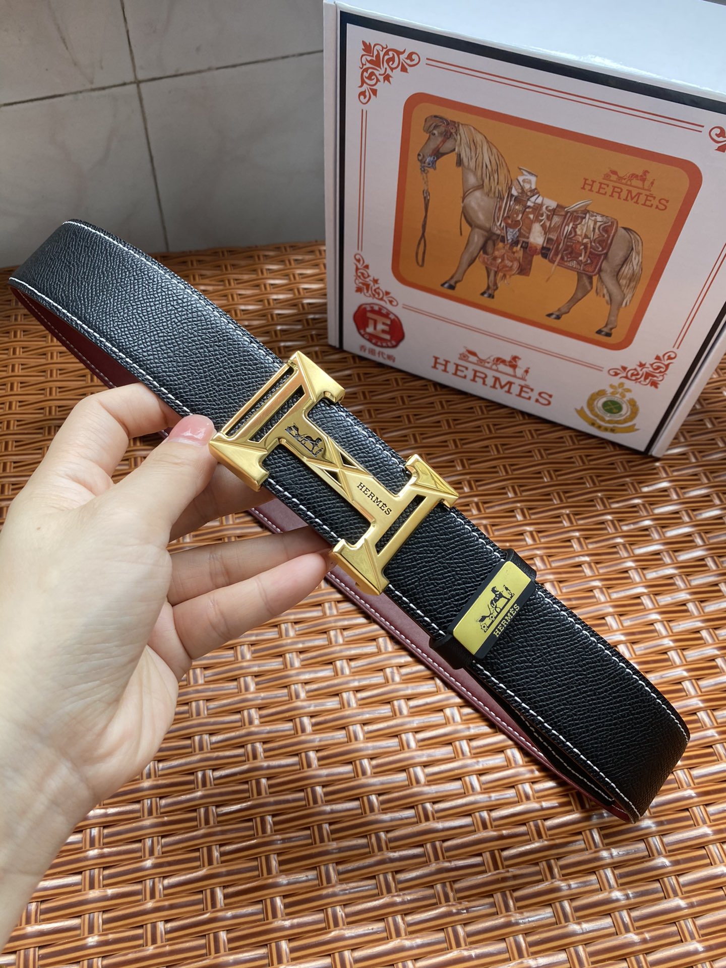 品名：爱马仕.Hermès C💕原单P210
材质：原单牛皮腰带 百分百头层牛皮腰带✨保证真皮，24K纯钢扣，专柜原单品质、做工精细，时尚大牌，送人自用首选
包装： 请认准如图专柜包装💕赠送打孔器💞手提袋💕专柜礼盒💍宽度3.8CM