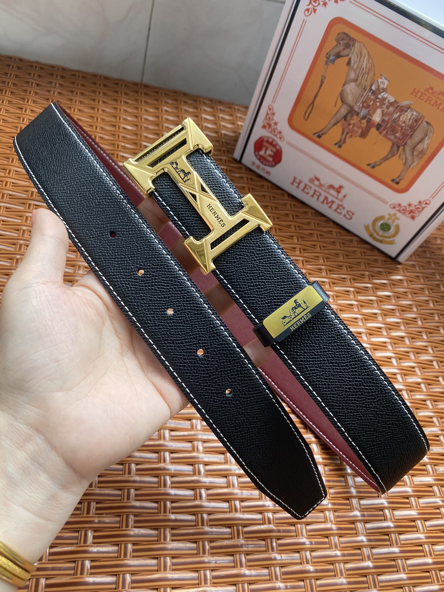 品名：爱马仕.Hermès C💕原单P210
材质：原单牛皮腰带 百分百头层牛皮腰带✨保证真皮，24K纯钢扣，专柜原单品质、做工精细，时尚大牌，送人自用首选
包装： 请认准如图专柜包装💕赠送打孔器💞手提袋💕专柜礼盒💍宽度3.8CM