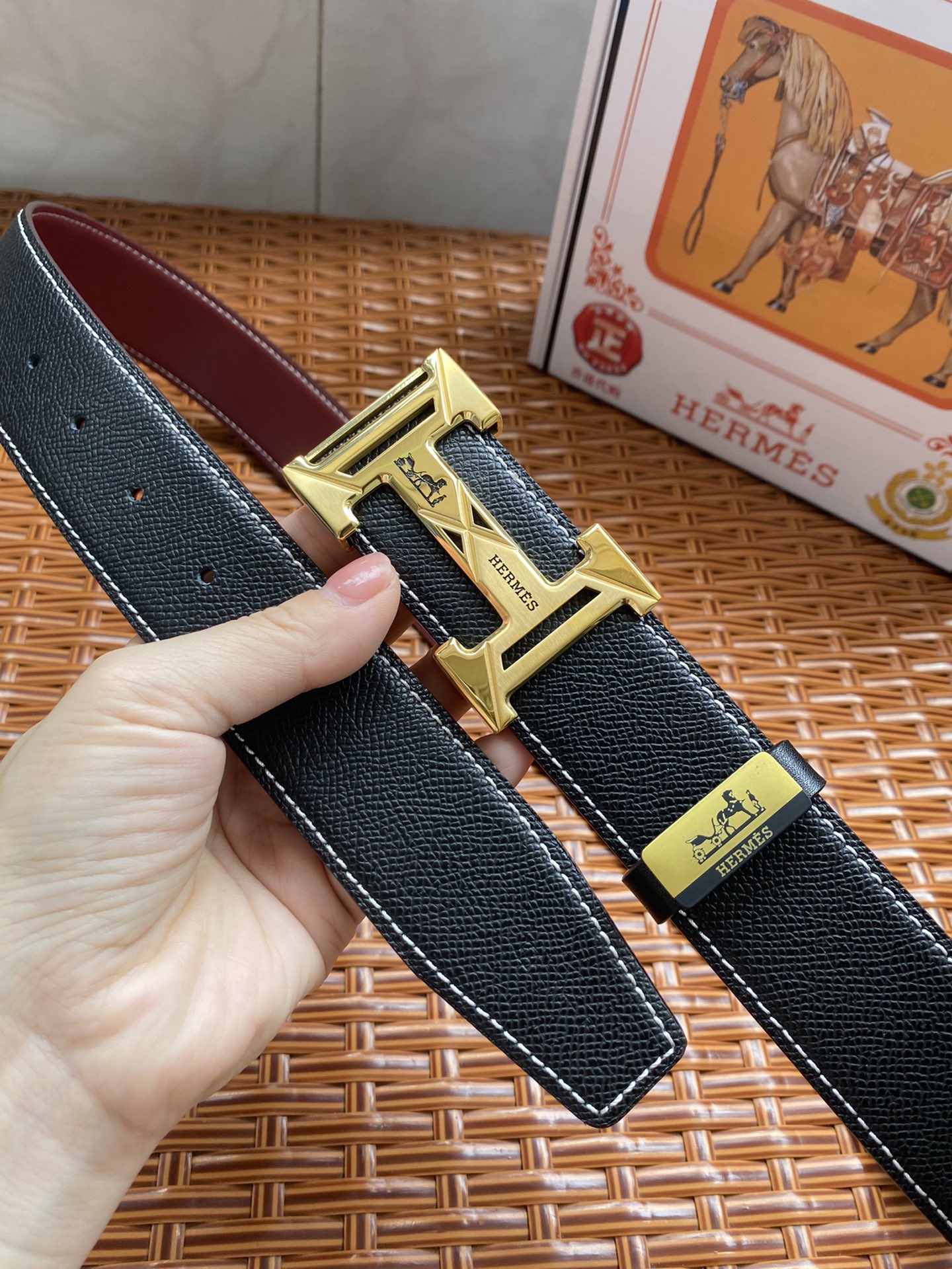 品名：爱马仕.Hermès C💕原单P210
材质：原单牛皮腰带 百分百头层牛皮腰带✨保证真皮，24K纯钢扣，专柜原单品质、做工精细，时尚大牌，送人自用首选
包装： 请认准如图专柜包装💕赠送打孔器💞手提袋💕专柜礼盒💍宽度3.8CM