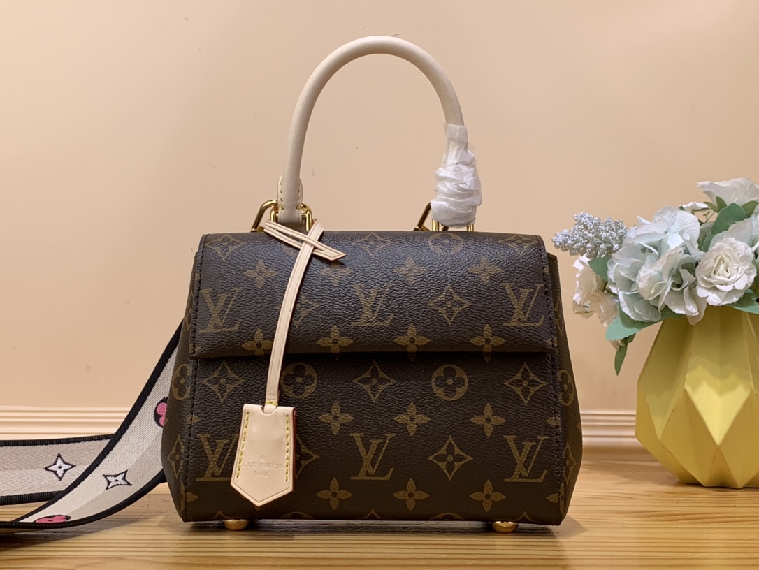 NO:687856,Small Black Belt Top Original [CLUNY Handbag] m46055 Cute Cluny mini tote bag displayed in iconic Monogram canvas. Small-sized daily items that can capture the hearts of LV lovers. Discussion handles and key bells using Maison's unique classic natural leather material. Detachable textile straps featuring the Louis Vuitton logo realized with weaving technology constitute items that can be styled in various ways. Size 20 x 16 x 7.5 cm  5517065,,louis vuitton,louis vuitton19860909小号黑带 顶级原单【CLUNY 手袋】m46055 用标志性的Monogram帆布展示的可爱的克鲁尼迷你手提包.能抓住LV爱好者心的小尺寸的日常项目.利用Maison特有的经典天然皮革素材的讨论手柄和钥匙铃.以编织技术实现的路易威登标志为特征的可拆卸型纺织带构成可以多样造型的物品. 尺寸20 x 16 x 7.5厘米 5517065,,louis vuitton,louis vuitton,Bag
