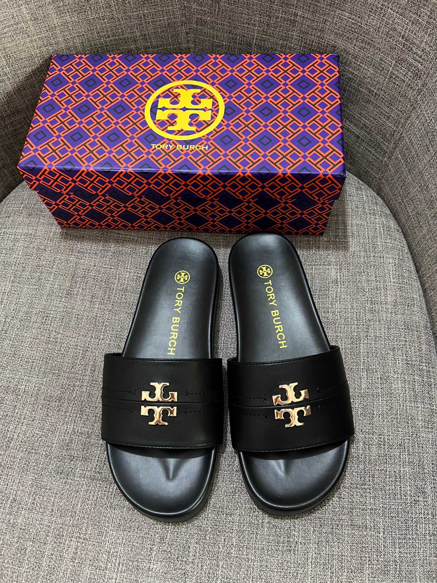 NO:783527,Actual price 2026 new Tory Burch diamond slippers, size 34-43,,,burberry,slippers19860909实价 2026新款Tory Burch带钻拖鞋,34-43码,,,burberry,slippers,Men's shoes