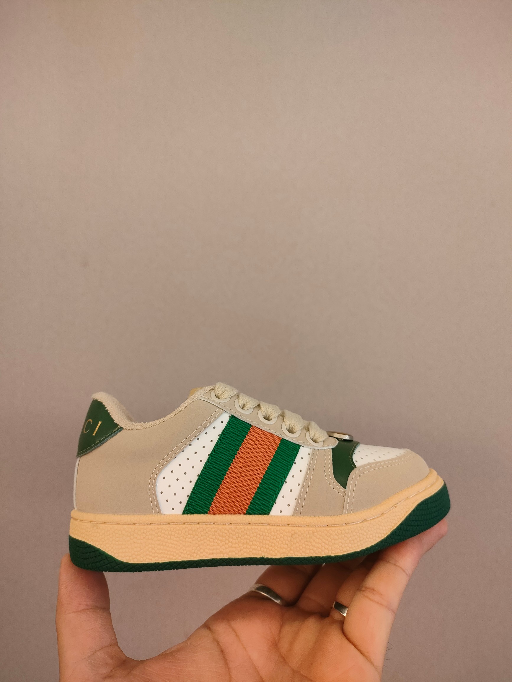 图片[3]-出口欧洲版古驰GUCCI头层皮 GUCCI古驰新款儿童休闲鞋 尺码：24-35码 必入的大牌系列，经典古驰小蜜蜂系列。出口欧版，货不多卖一双少一双。 优质皮料定制，脚感舒适☁ 原版大底，耐磨防滑✔-选品中心