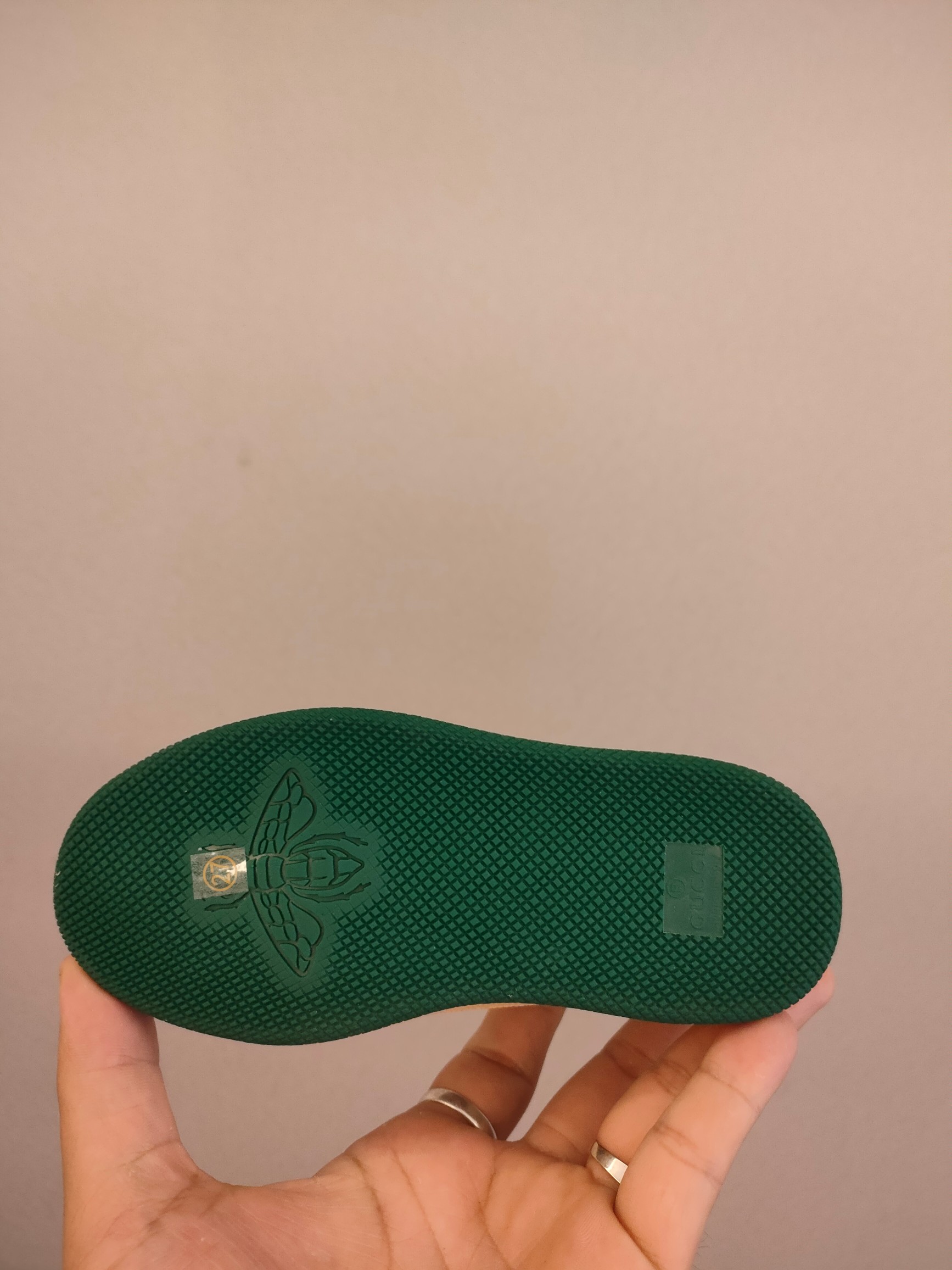 图片[6]-出口欧洲版古驰GUCCI头层皮 GUCCI古驰新款儿童休闲鞋 尺码：24-35码 必入的大牌系列，经典古驰小蜜蜂系列。出口欧版，货不多卖一双少一双。 优质皮料定制，脚感舒适☁ 原版大底，耐磨防滑✔-选品中心